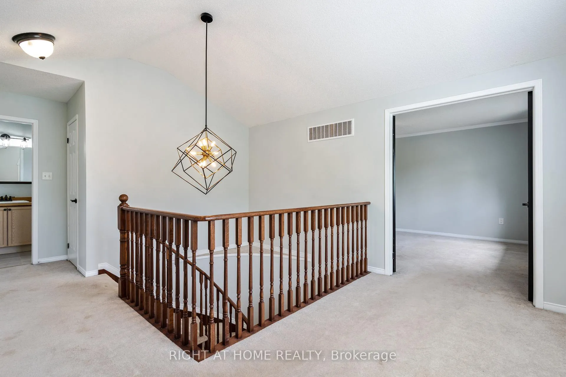 Photo 25 of 4 Prince Edward Place, Barrie, Innis-Shore — HOMEH