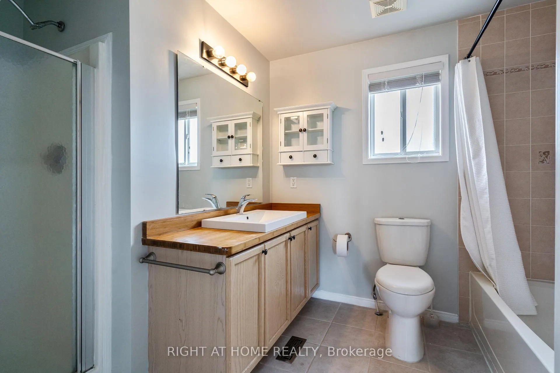 Photo 29 of 4 Prince Edward Place, Barrie, Innis-Shore — HOMEH