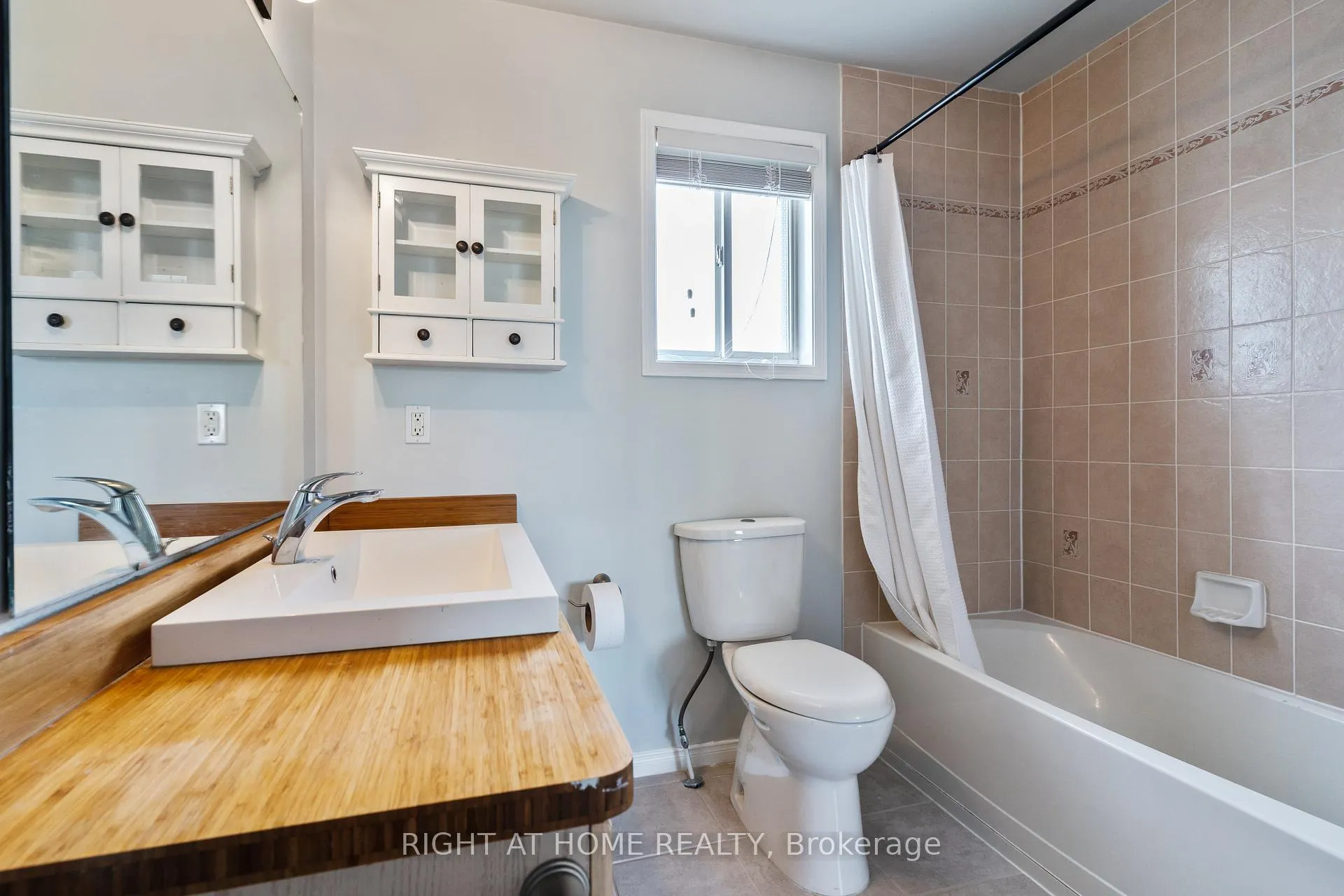 Photo 30 of 4 Prince Edward Place, Barrie, Innis-Shore — HOMEH