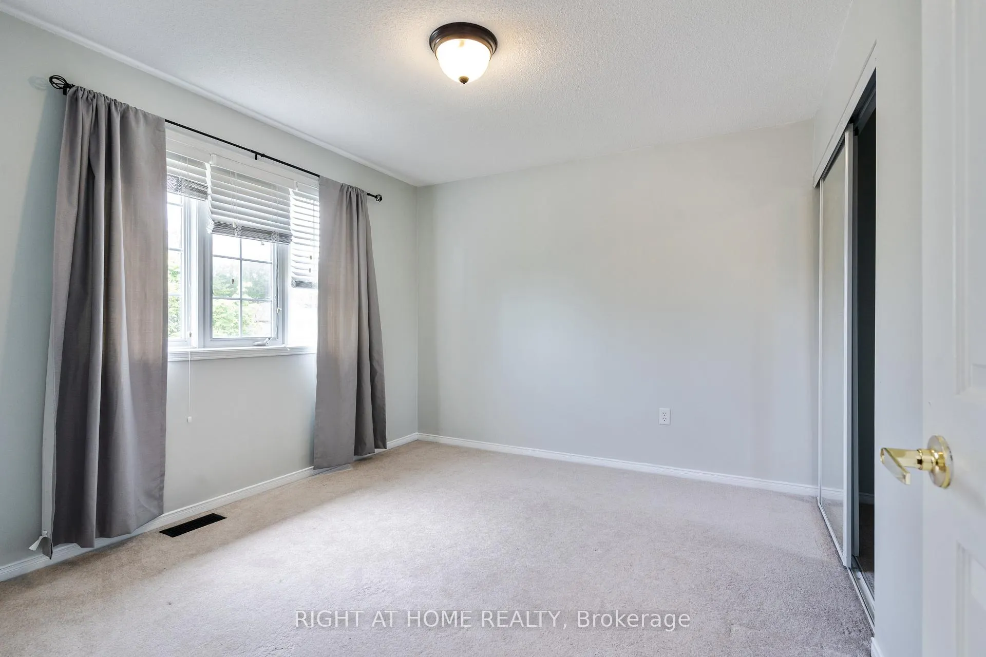 Photo 31 of 4 Prince Edward Place, Barrie, Innis-Shore — HOMEH