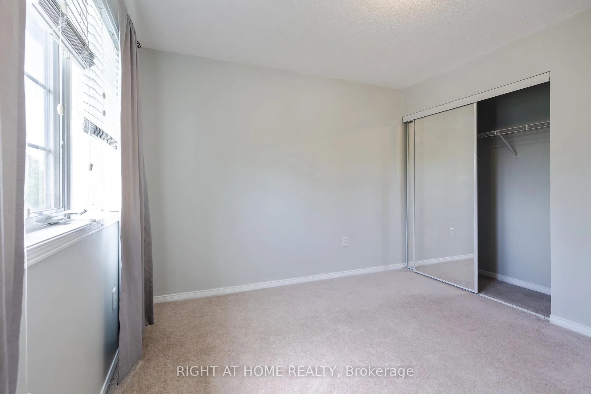 Photo 32 of 4 Prince Edward Place, Barrie, Innis-Shore — HOMEH