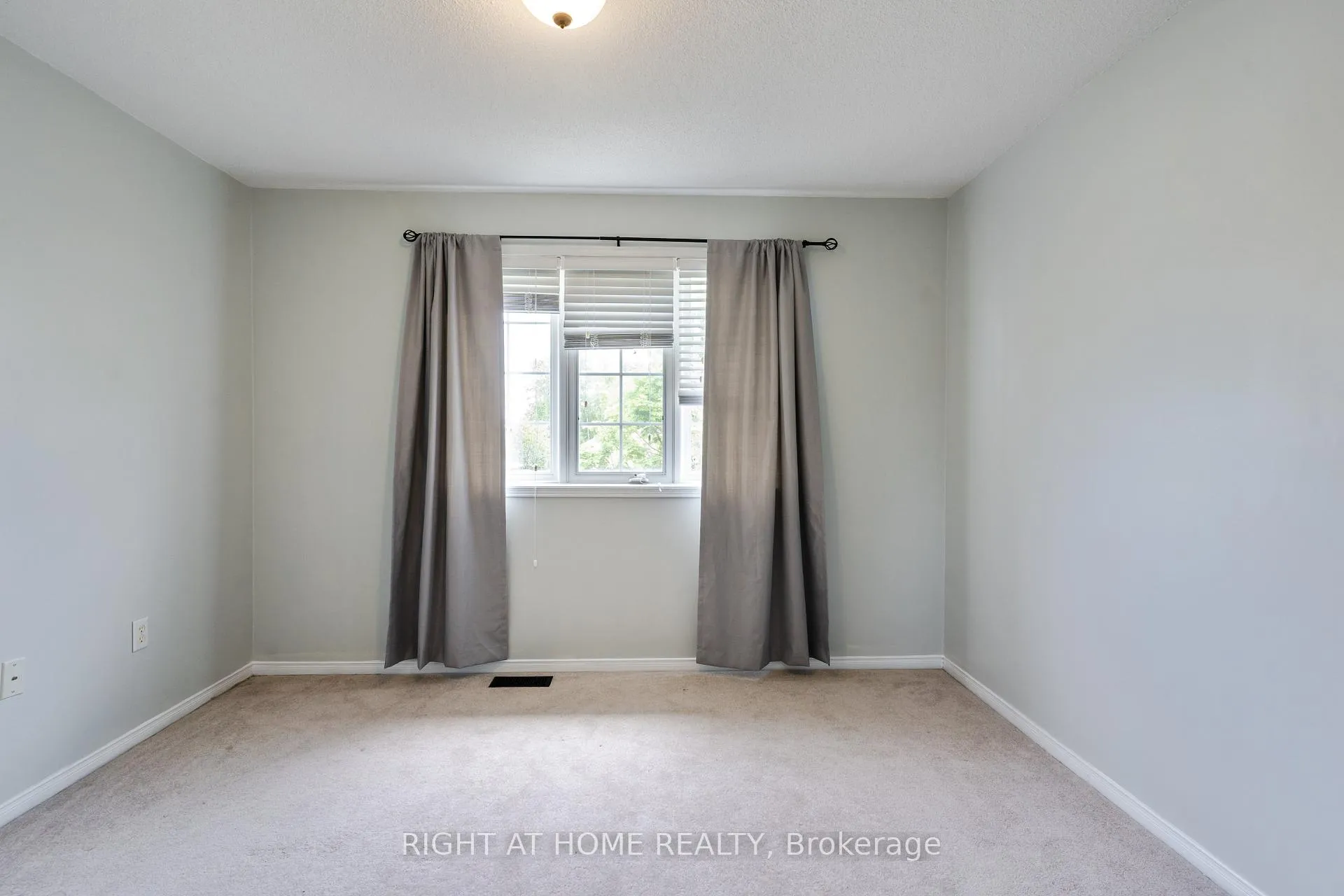 Photo 33 of 4 Prince Edward Place, Barrie, Innis-Shore — HOMEH