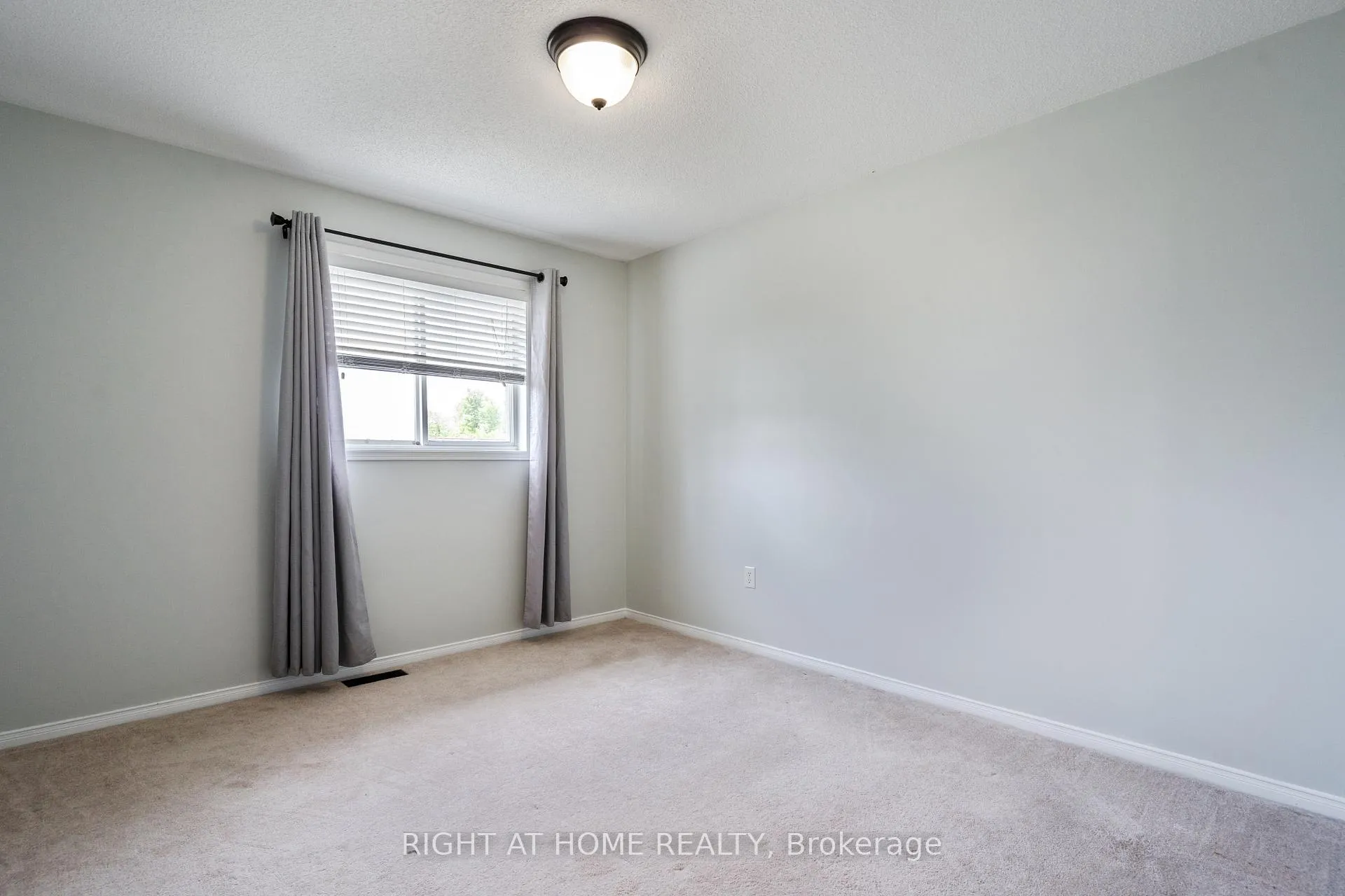 Photo 34 of 4 Prince Edward Place, Barrie, Innis-Shore — HOMEH