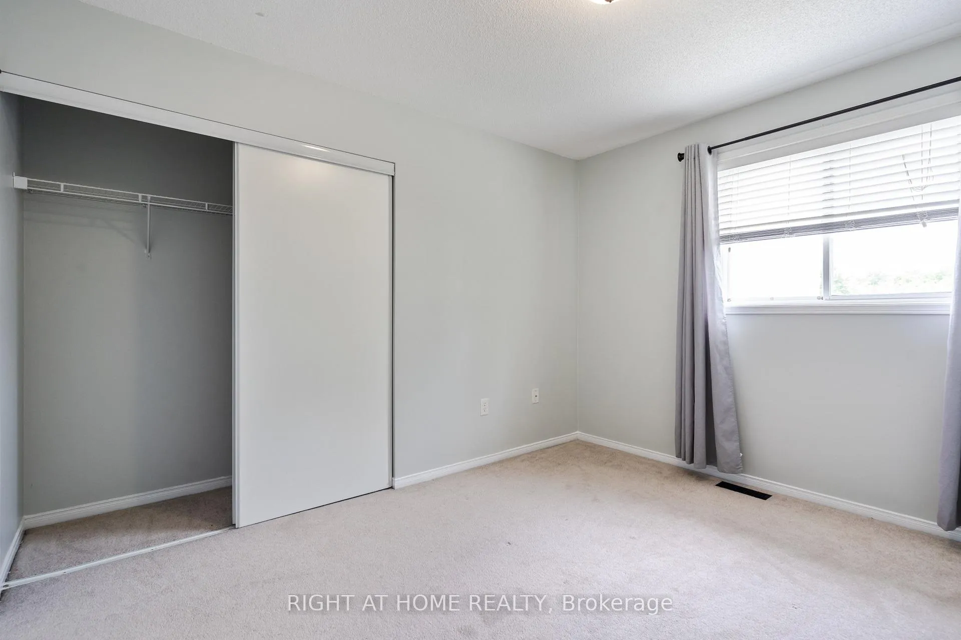 Photo 35 of 4 Prince Edward Place, Barrie, Innis-Shore — HOMEH
