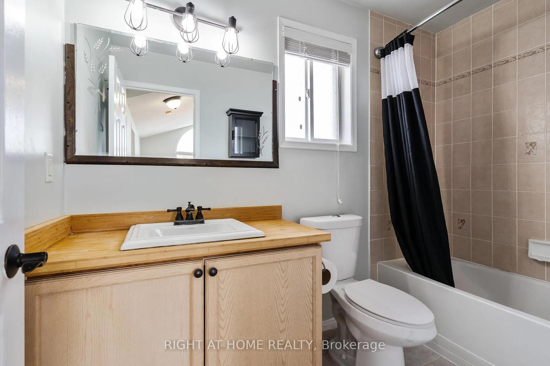 Photo 36 of 4 Prince Edward Place, Barrie, Innis-Shore — HOMEH