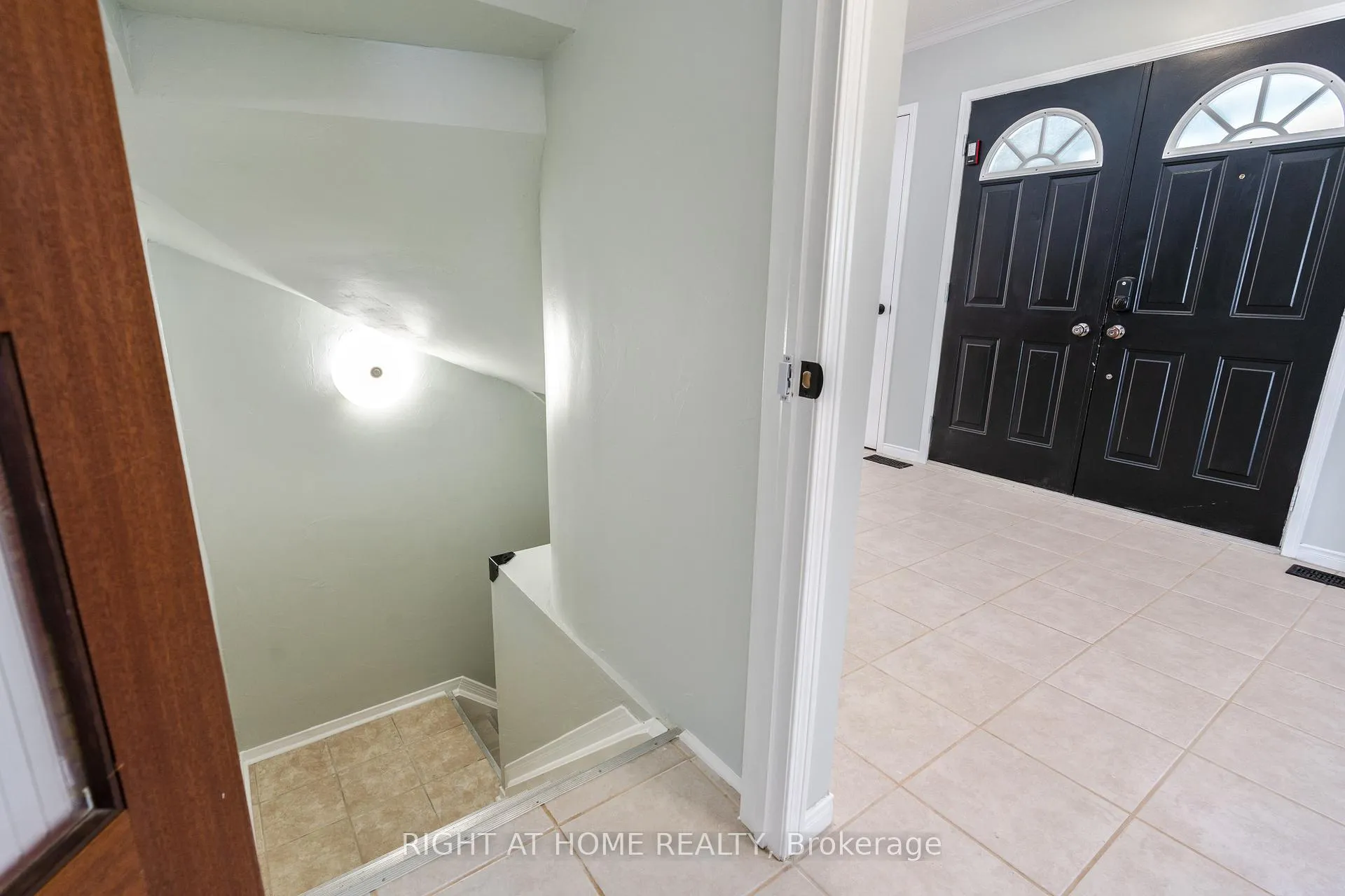 Photo 41 of 4 Prince Edward Place, Barrie, Innis-Shore — HOMEH