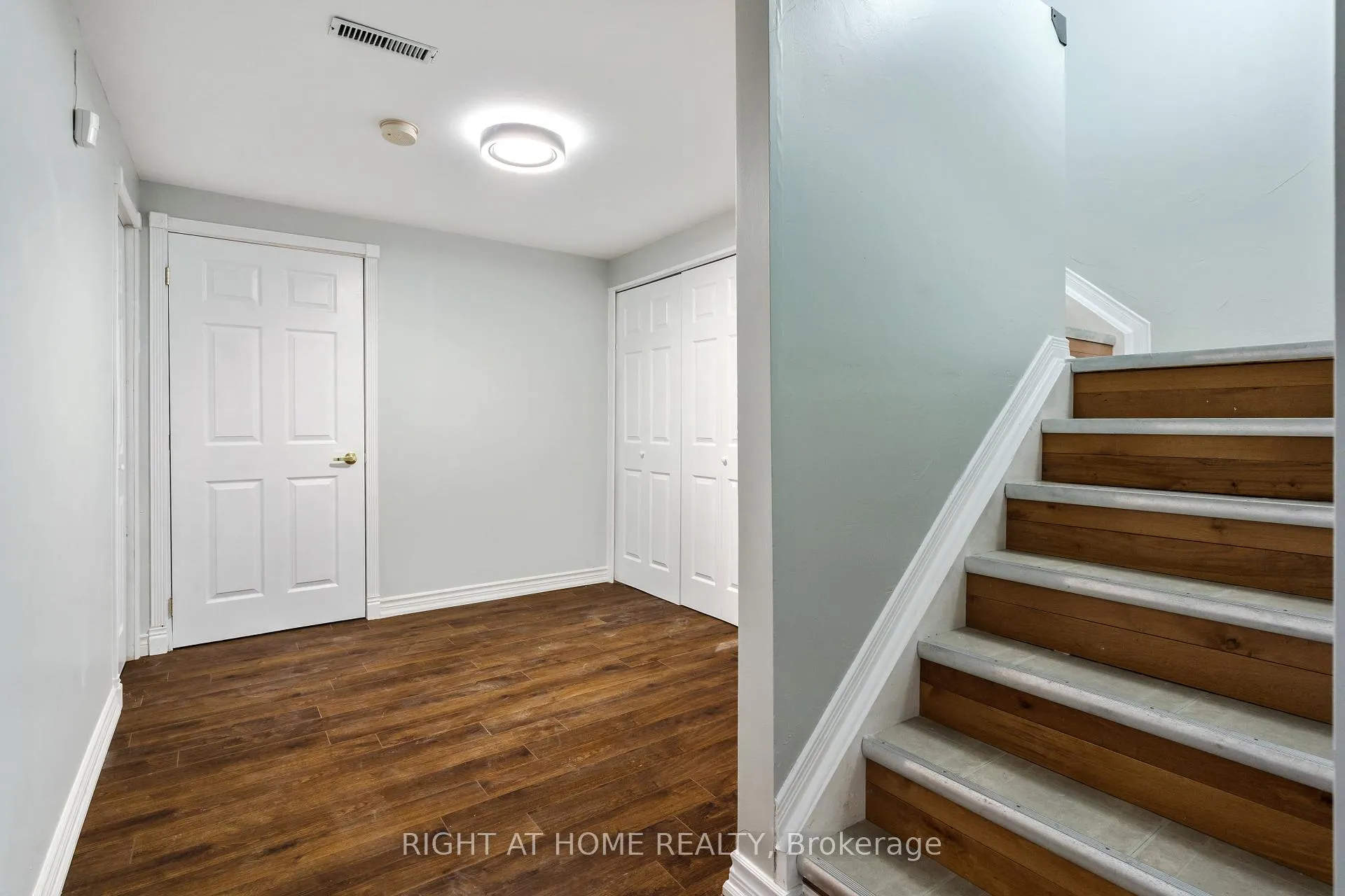 Photo 42 of 4 Prince Edward Place, Barrie, Innis-Shore — HOMEH