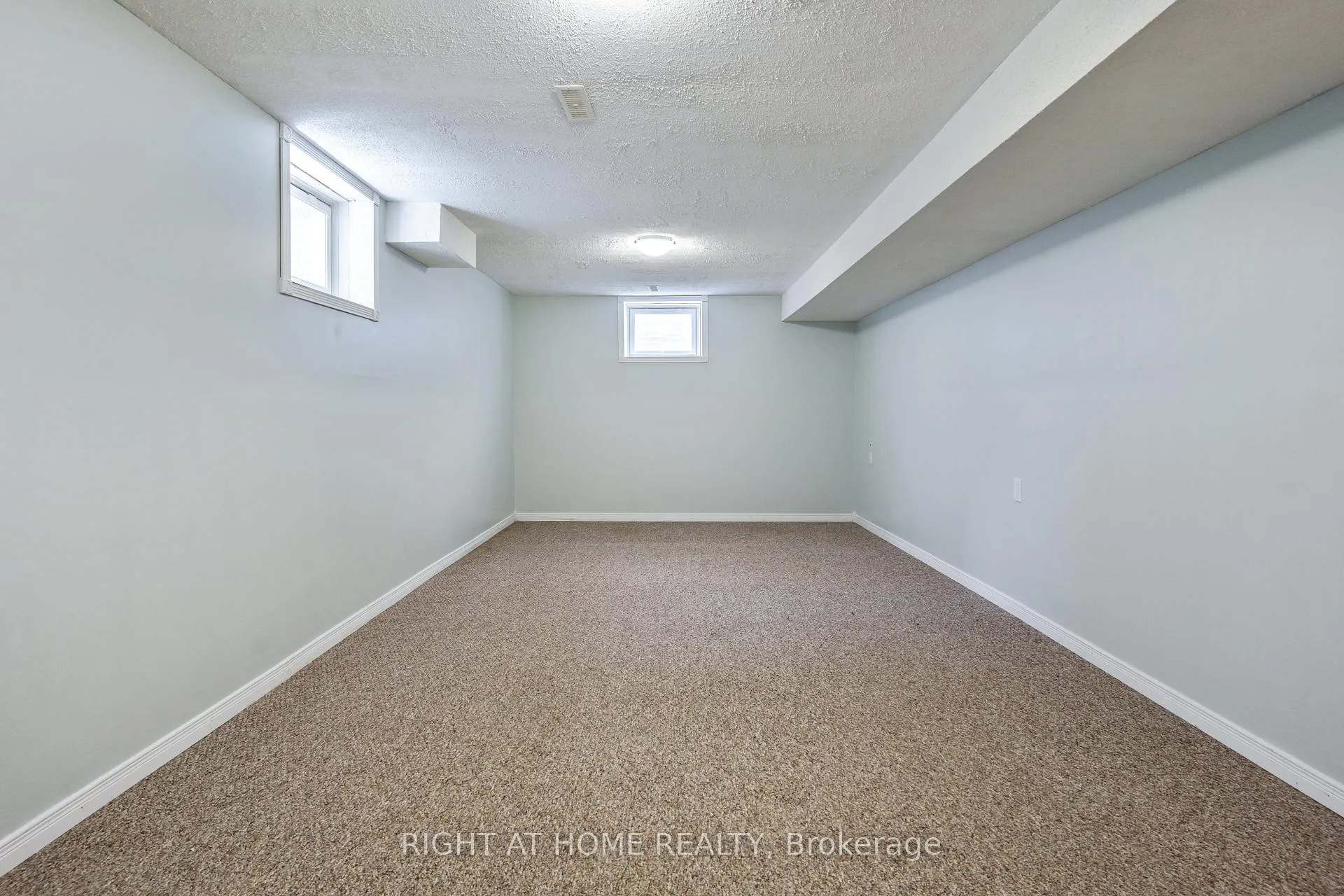 Photo 43 of 4 Prince Edward Place, Barrie, Innis-Shore — HOMEH