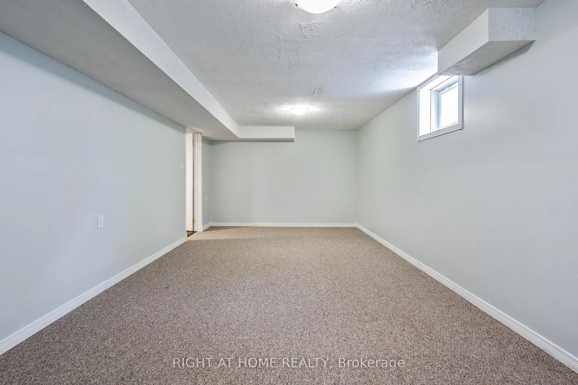 Photo 45 of 4 Prince Edward Place, Barrie, Innis-Shore — HOMEH