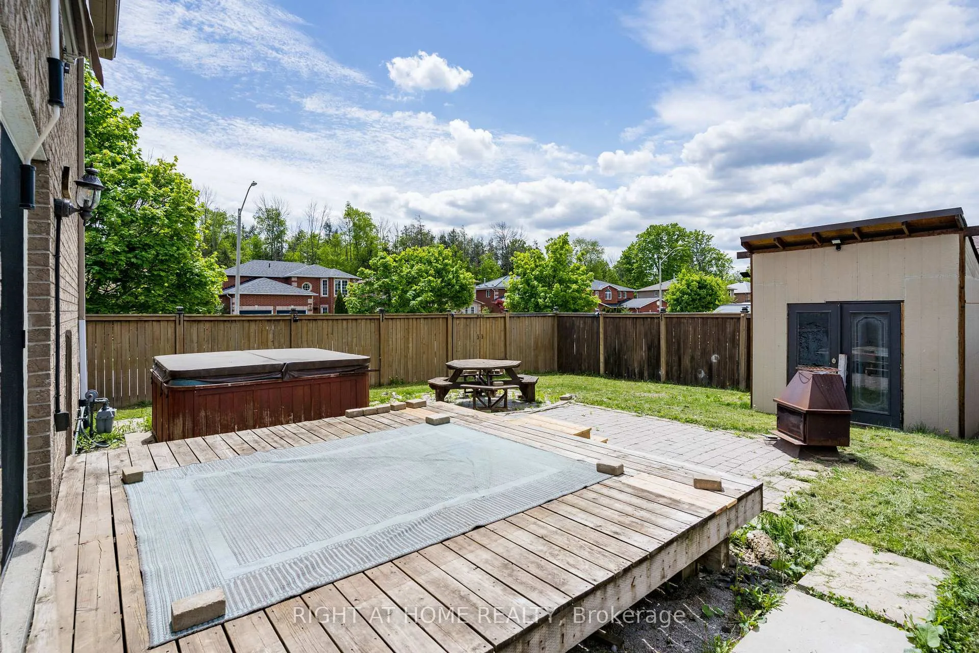 Photo 46 of 4 Prince Edward Place, Barrie, Innis-Shore — HOMEH