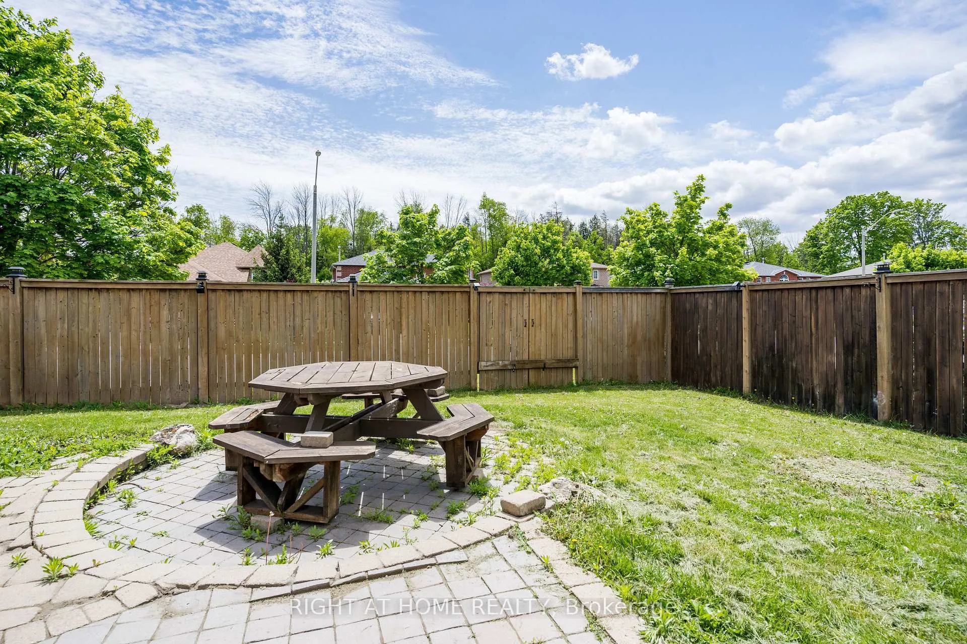 Photo 47 of 4 Prince Edward Place, Barrie, Innis-Shore — HOMEH