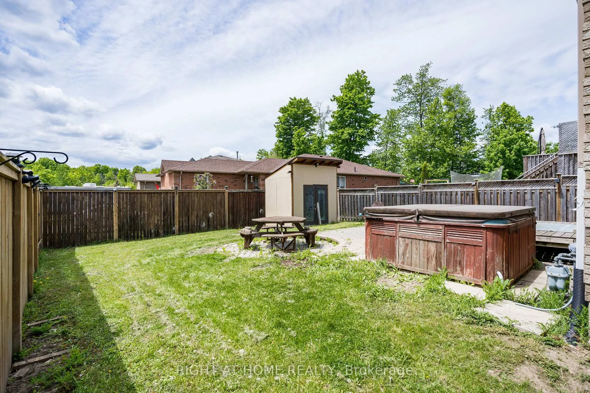 Photo 48 of 4 Prince Edward Place, Barrie, Innis-Shore — HOMEH
