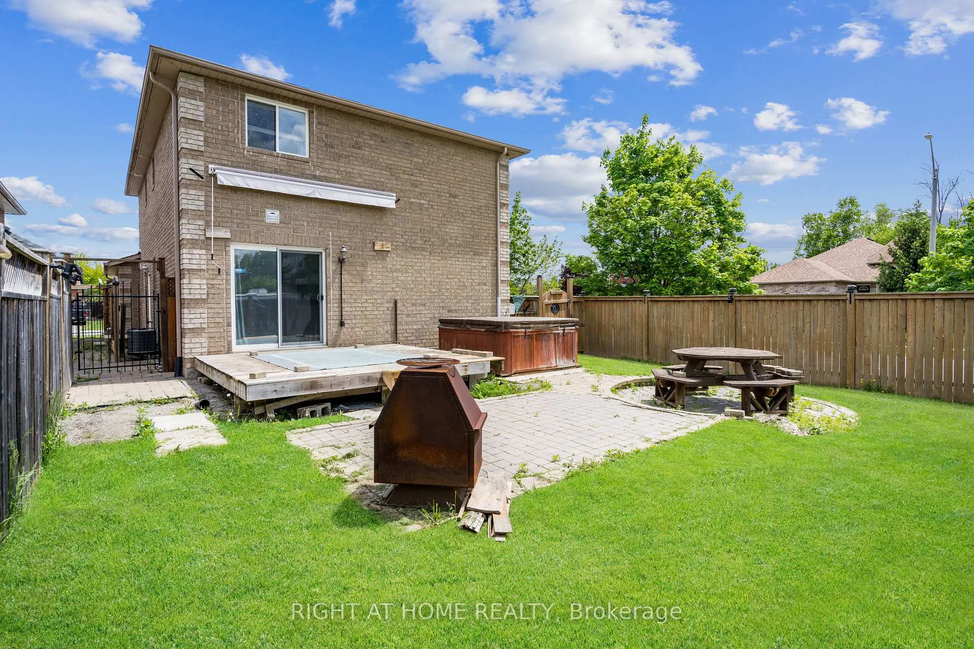 Photo 49 of 4 Prince Edward Place, Barrie, Innis-Shore — HOMEH