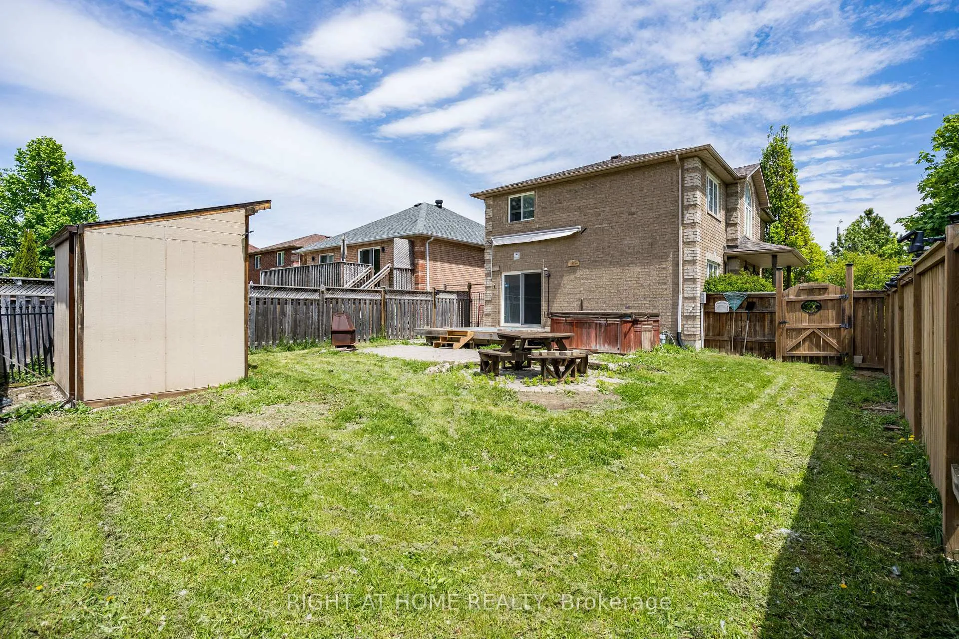 Photo 50 of 4 Prince Edward Place, Barrie, Innis-Shore — HOMEH