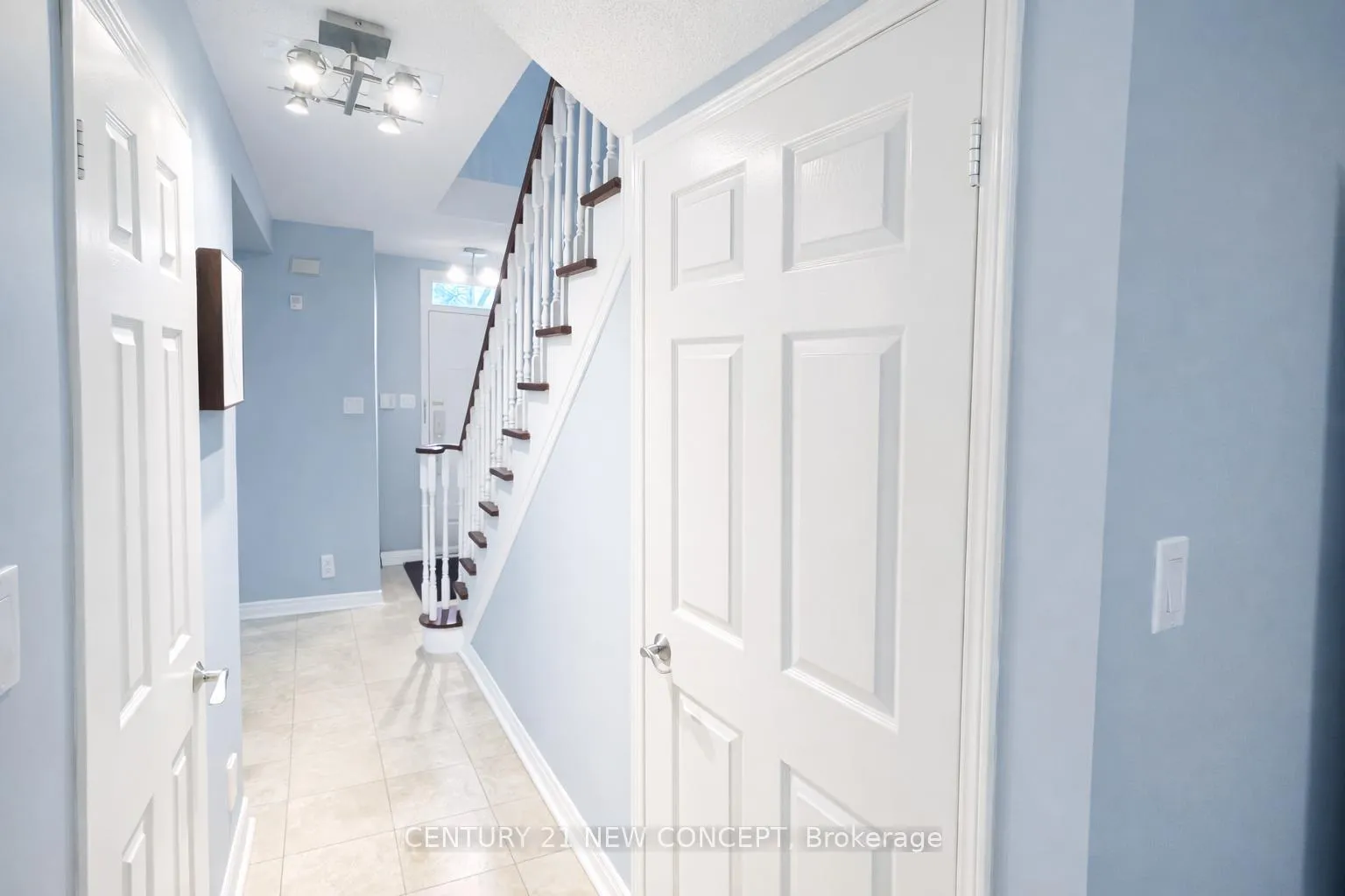Photo 2 of 53 Brownstone Circle, Vaughan, Crestwood-Springfarm-Yorkhill — HOMEH