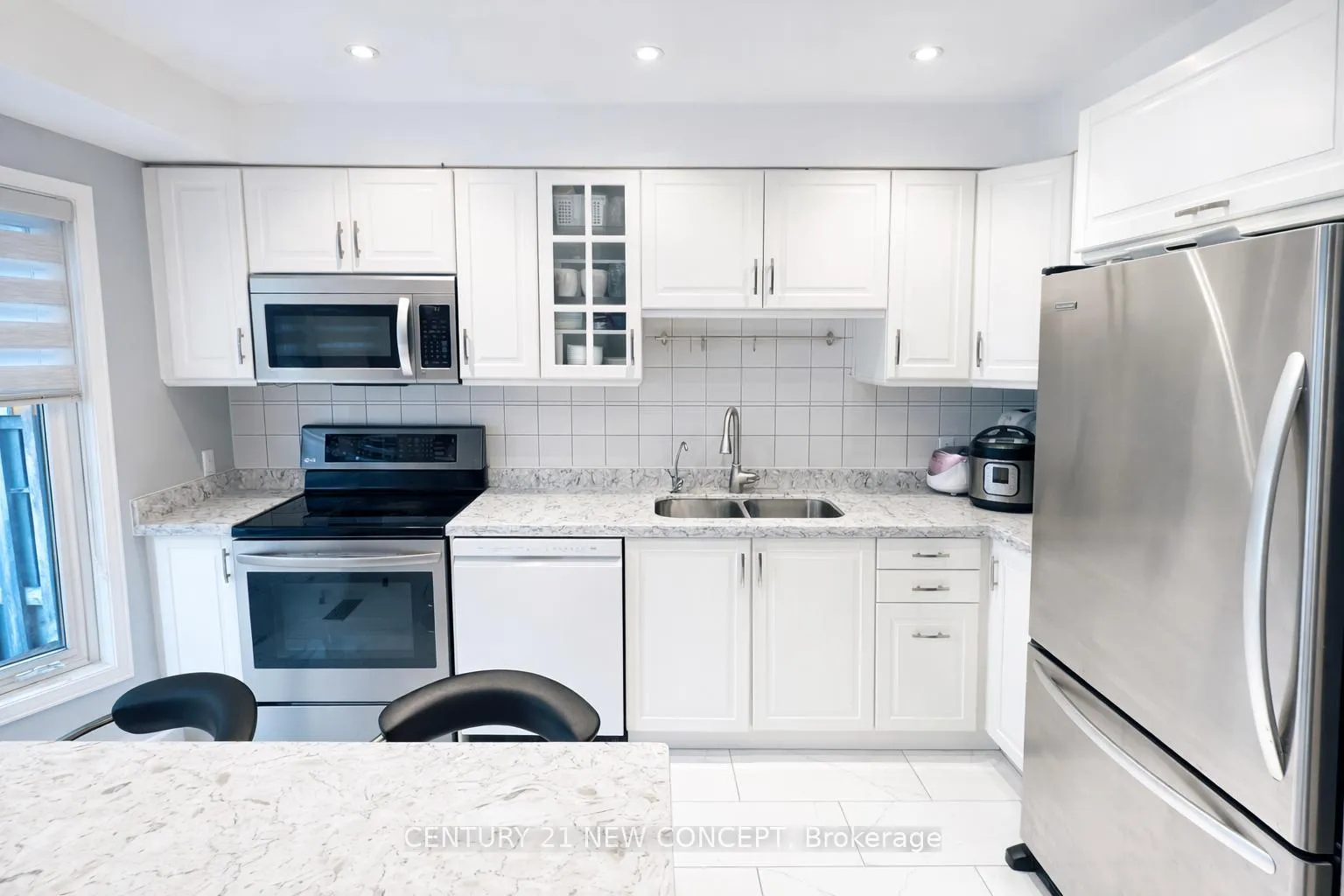 Photo 3 of 53 Brownstone Circle, Vaughan, Crestwood-Springfarm-Yorkhill — HOMEH