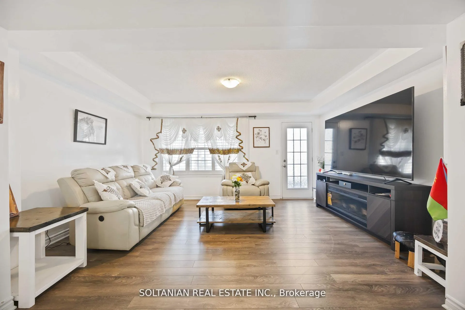 Photo 5 of 1103 Silk Street, Pickering, Rural Pickering — HOMEH