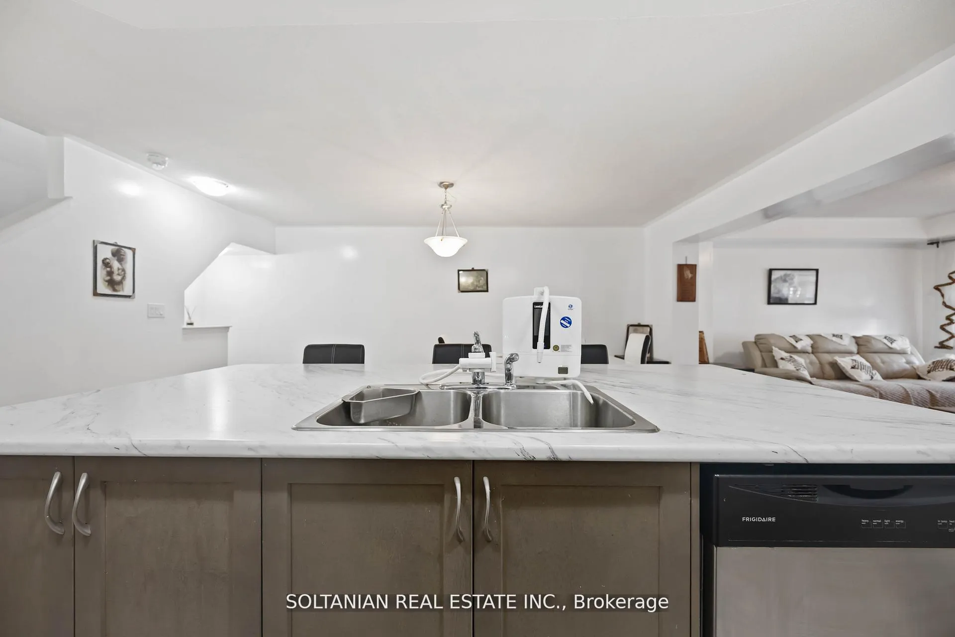 Photo 15 of 1103 Silk Street, Pickering, Rural Pickering — HOMEH