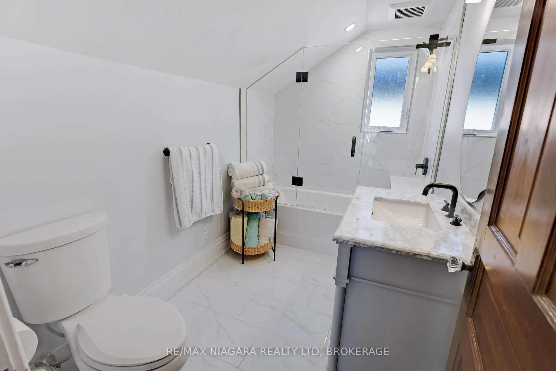 Photo 26 of 35 Lowell Avenue, St. Catharines, Downtown — HOMEH