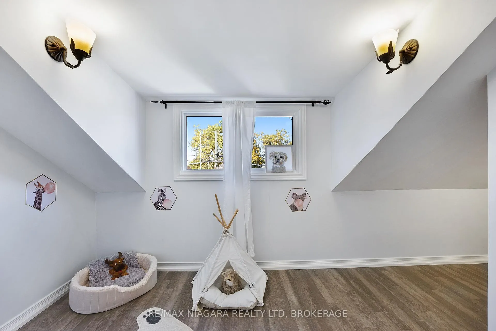 Photo 28 of 35 Lowell Avenue, St. Catharines, Downtown — HOMEH
