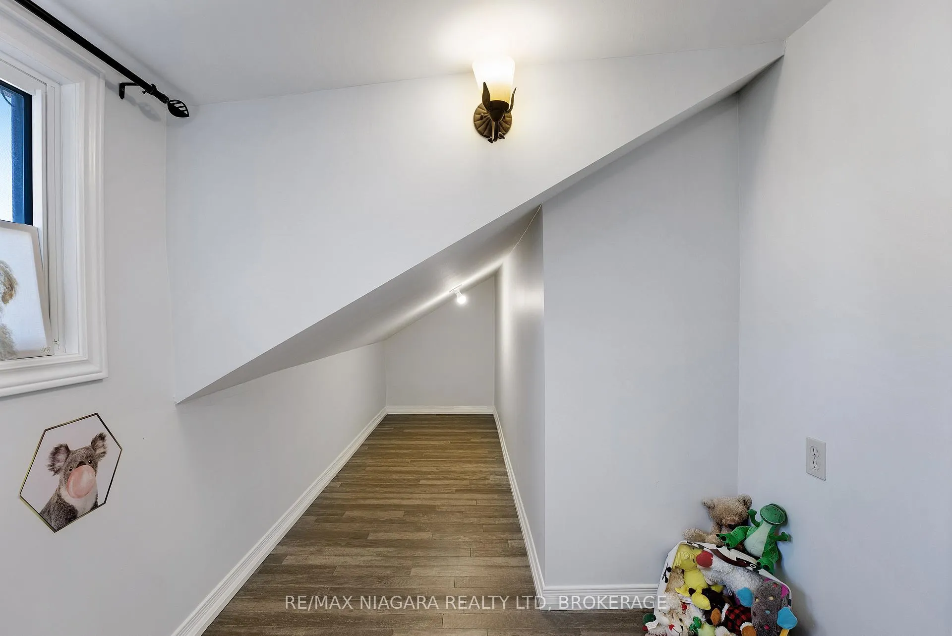 Photo 29 of 35 Lowell Avenue, St. Catharines, Downtown — HOMEH