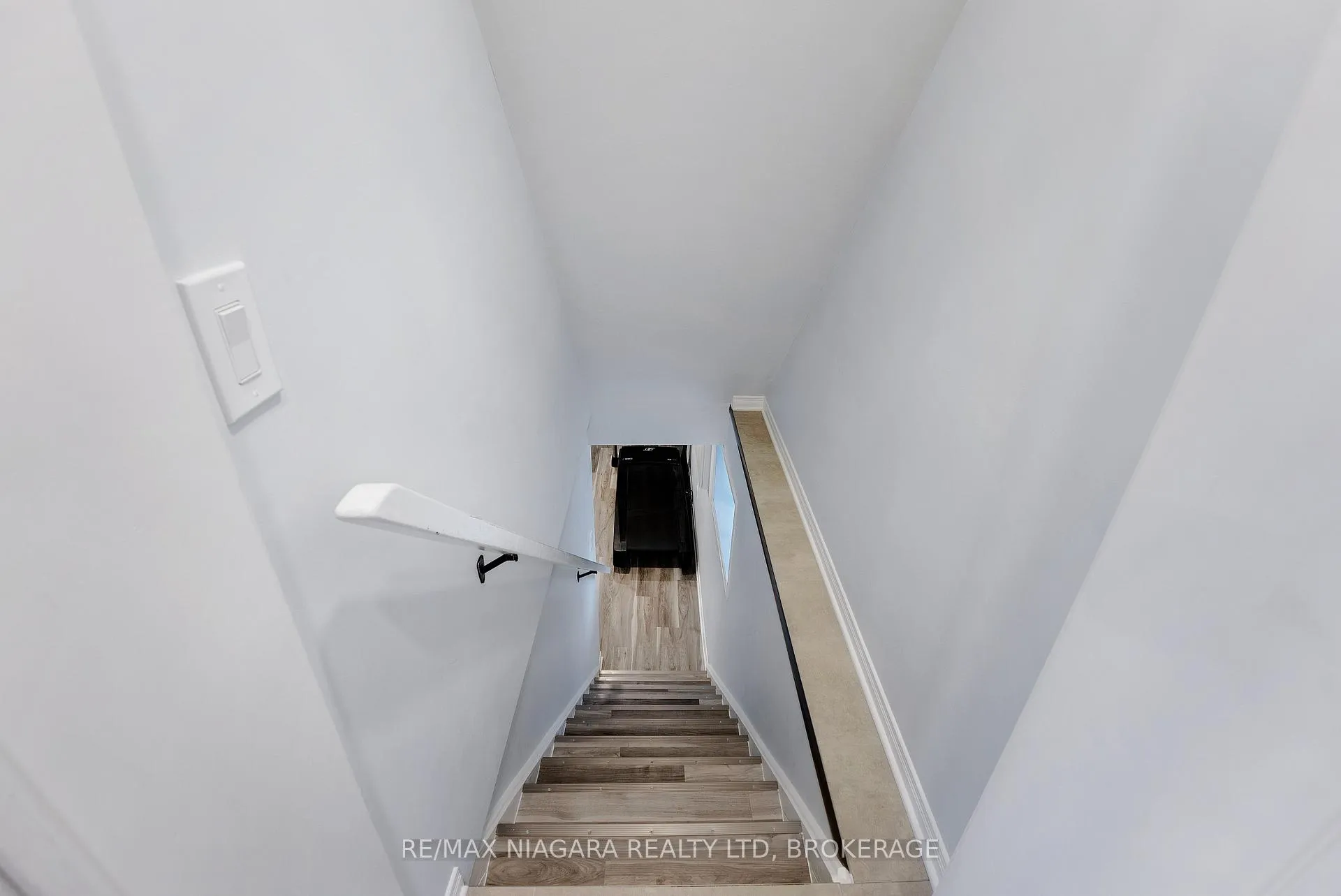 Photo 35 of 35 Lowell Avenue, St. Catharines, Downtown — HOMEH