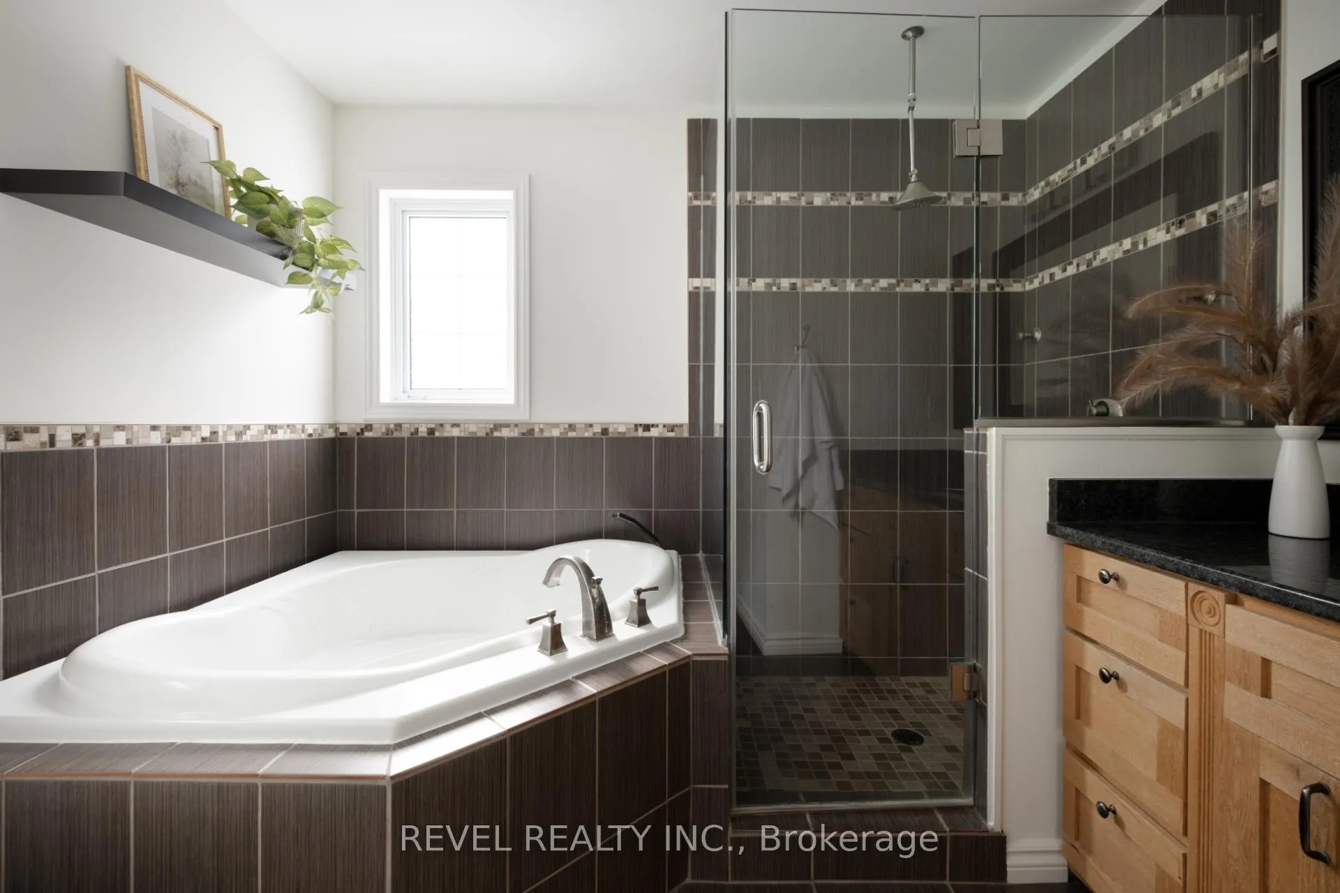 Photo 24 of 104 Charles Street, Halton Hills, Georgetown — HOMEH