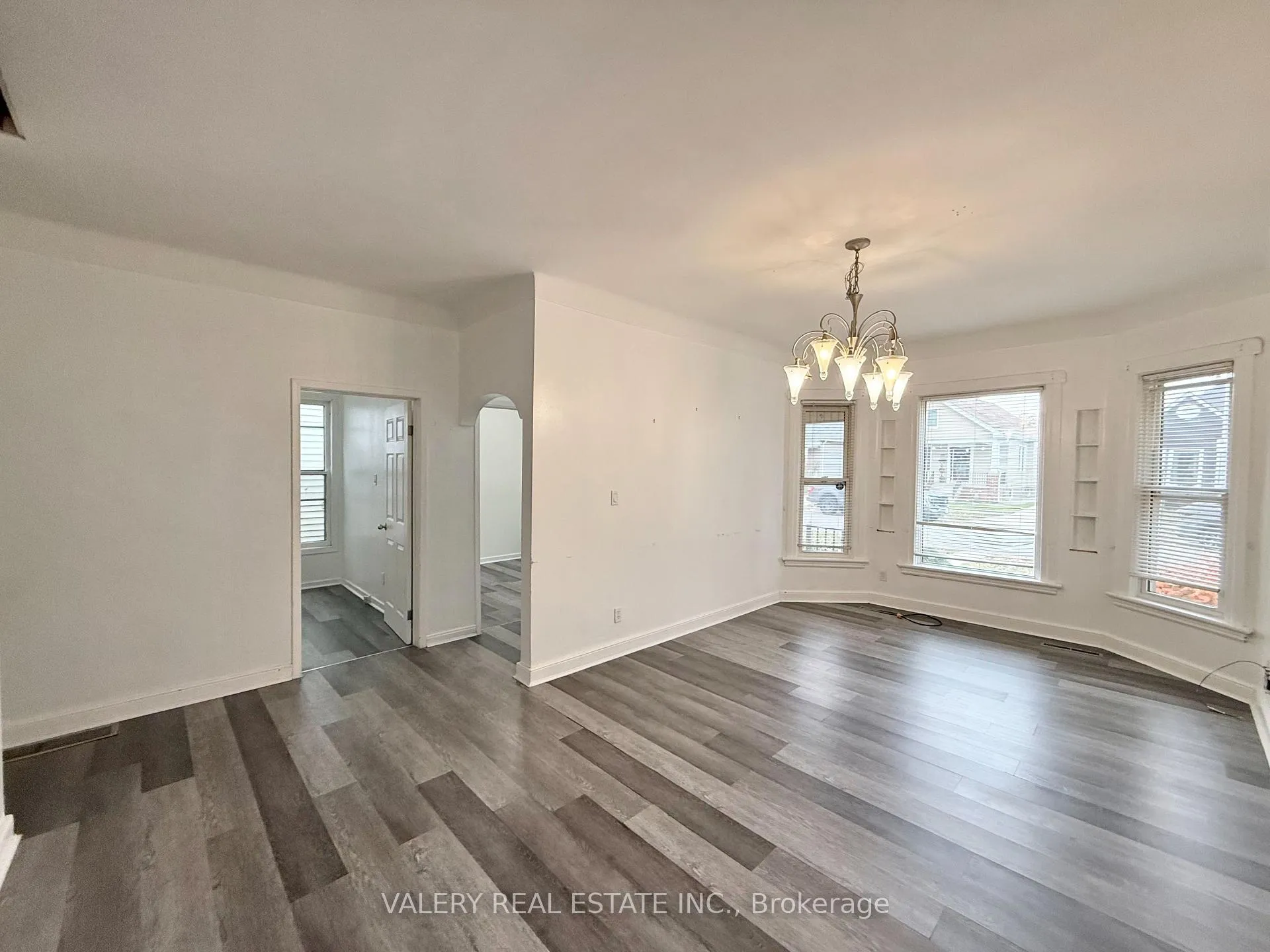 Photo 2 of 824 Lincoln Rd, Windsor — HOMEH