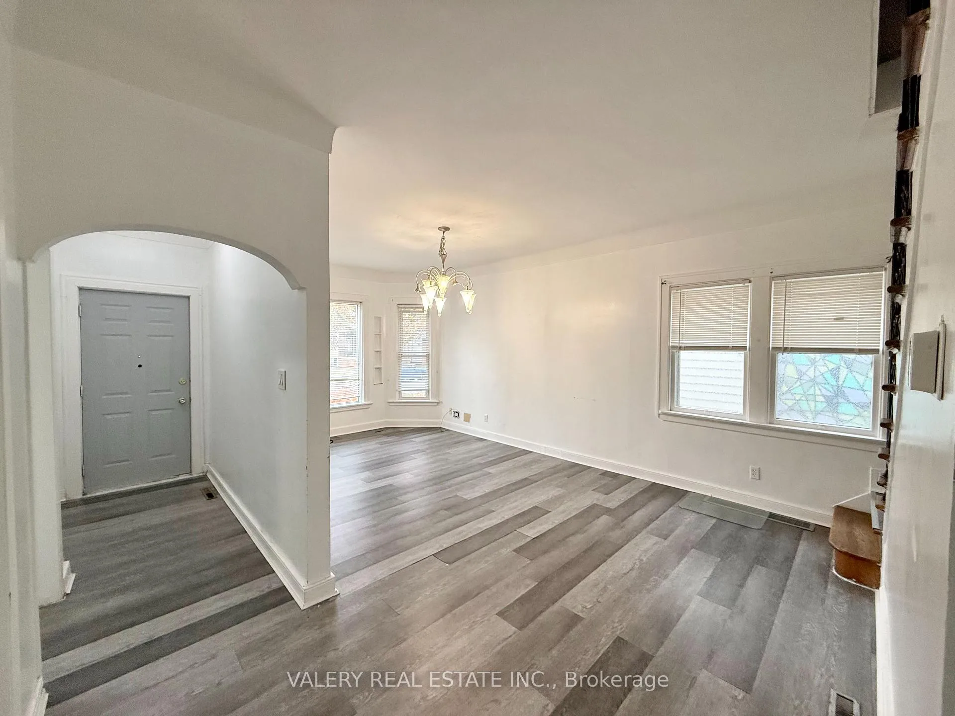 Photo 3 of 824 Lincoln Rd, Windsor — HOMEH