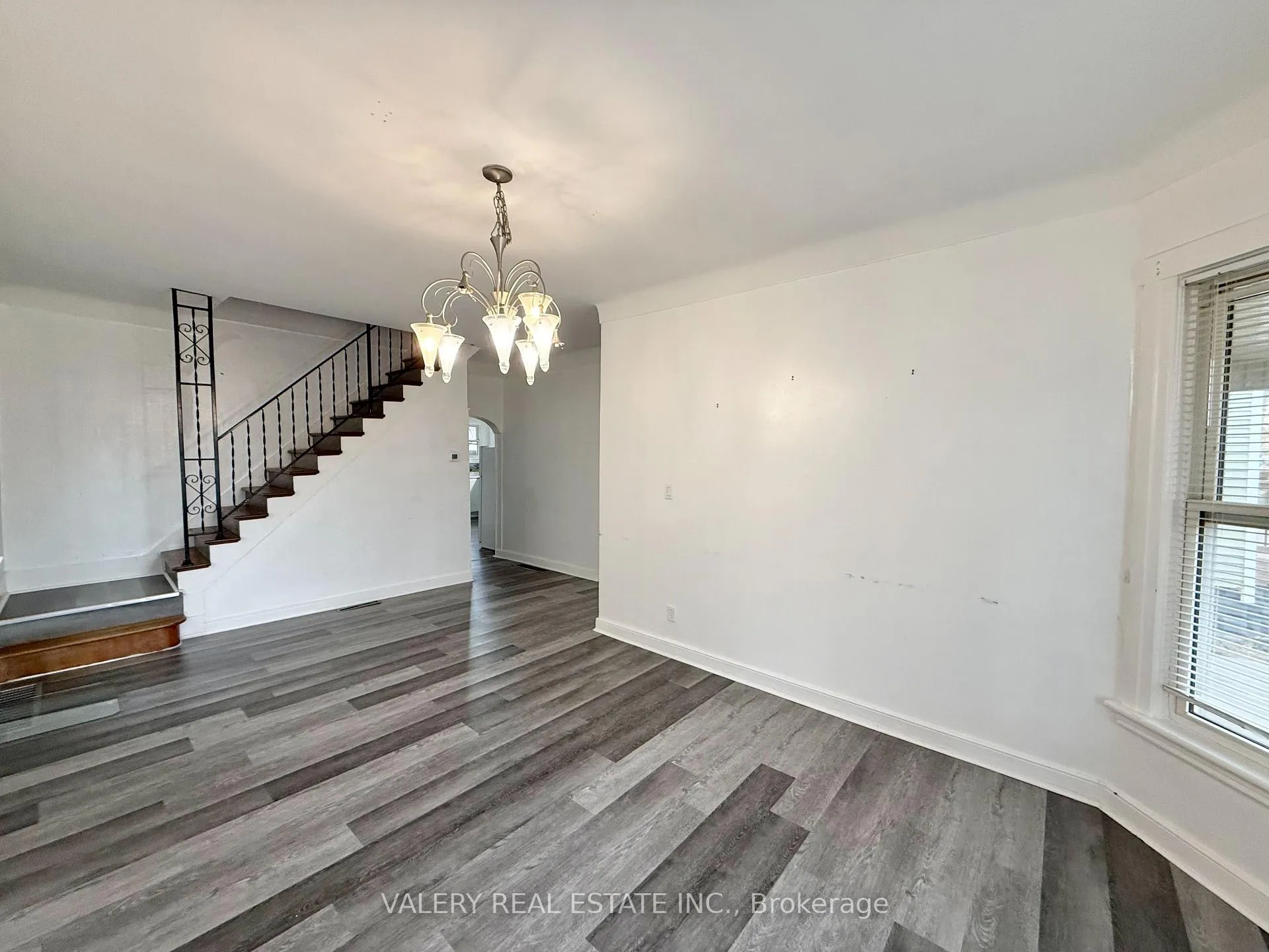 Photo 4 of 824 Lincoln Rd, Windsor — HOMEH