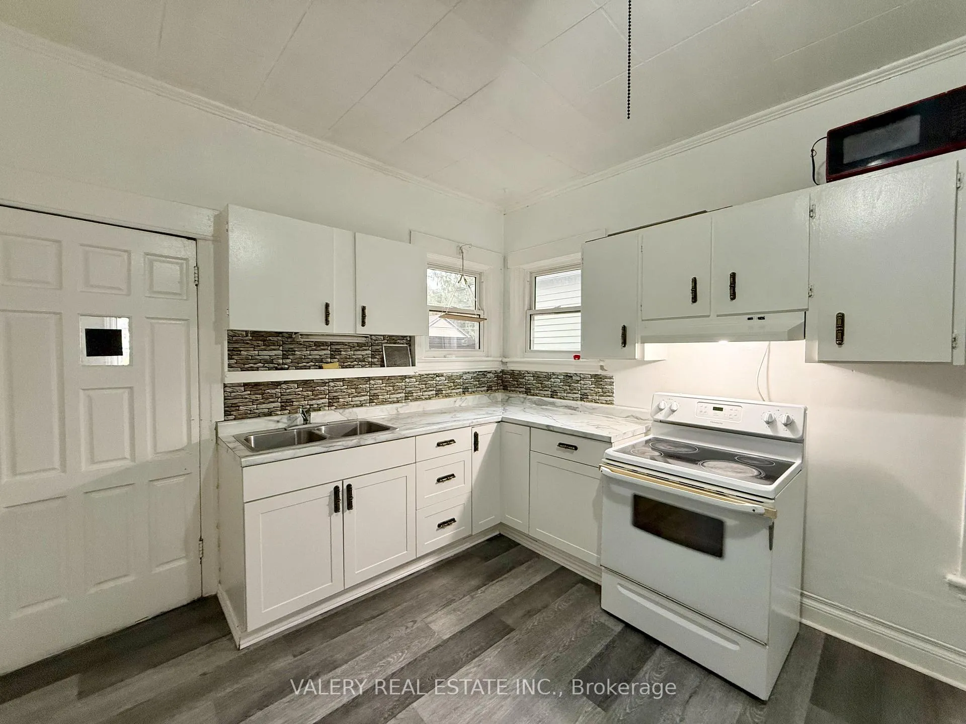 Photo 7 of 824 Lincoln Rd, Windsor — HOMEH