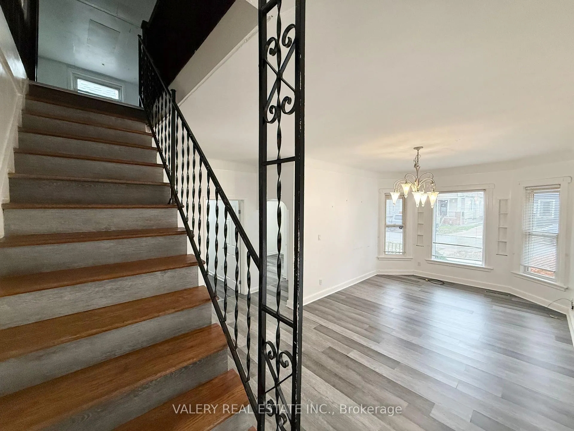 Photo 11 of 824 Lincoln Rd, Windsor — HOMEH