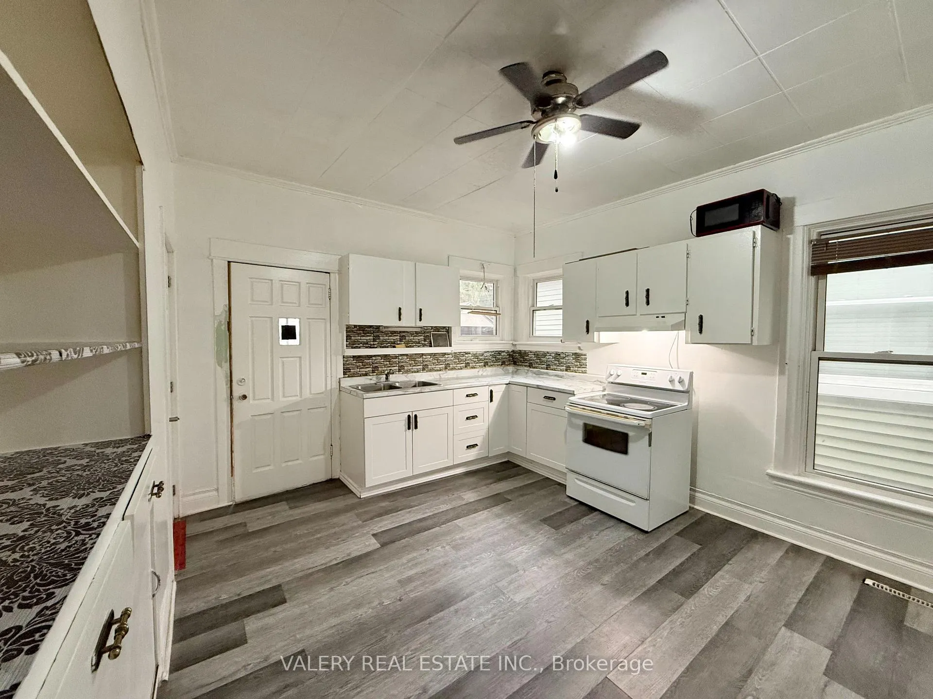 Photo 15 of 824 Lincoln Rd, Windsor — HOMEH