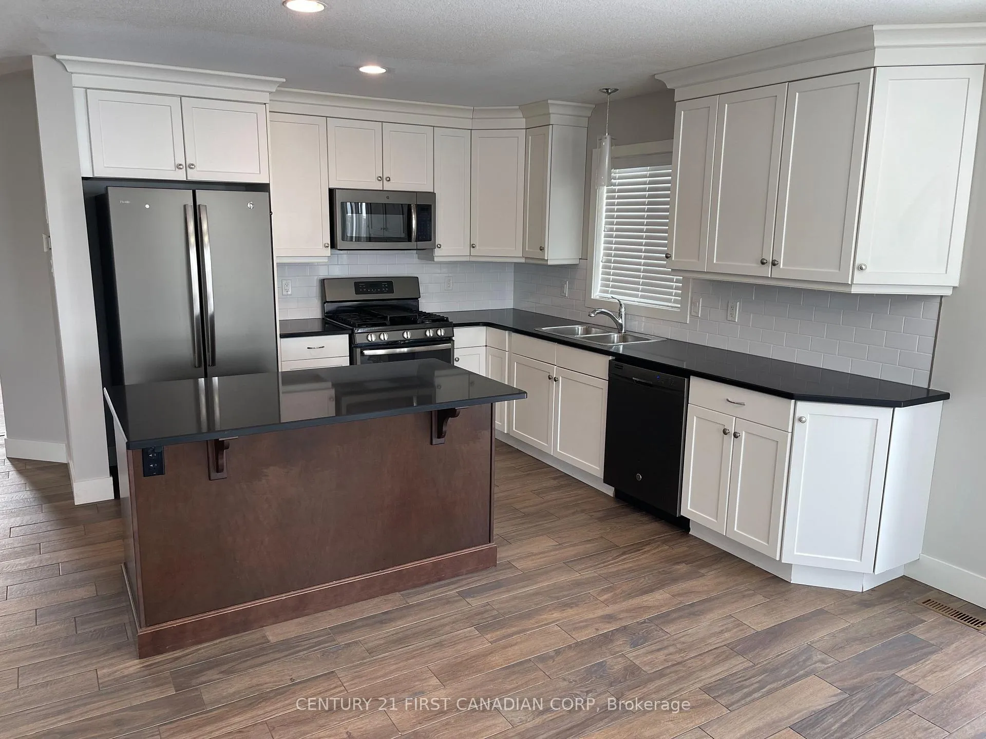 Photo 4 of 101 Middlesex Drive, Strathroy-Caradoc, NE — HOMEH