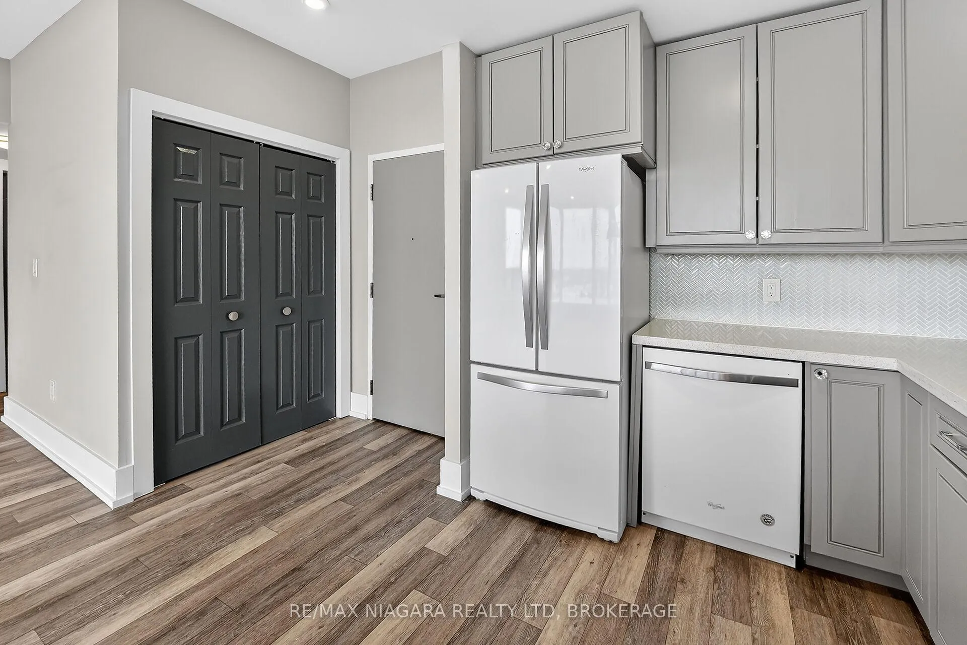 Photo 8 of Unit 1108, 81 Scott Street, St. Catharines, Lakeport — HOMEH
