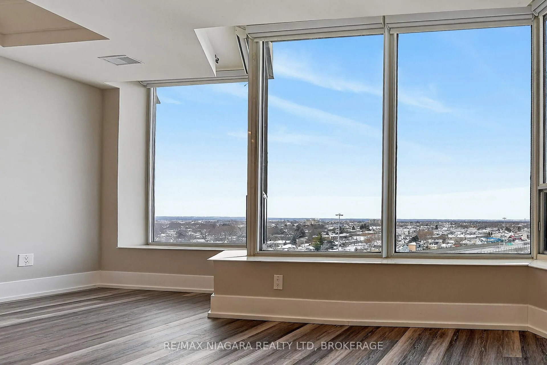 Photo 11 of Unit 1108, 81 Scott Street, St. Catharines, Lakeport — HOMEH