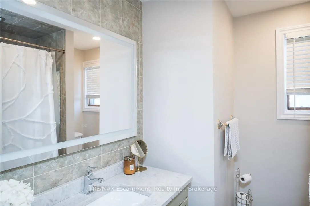 Photo 22 of 45 Amberwood Street, Hamilton, Stoney Creek Mountain — HOMEH