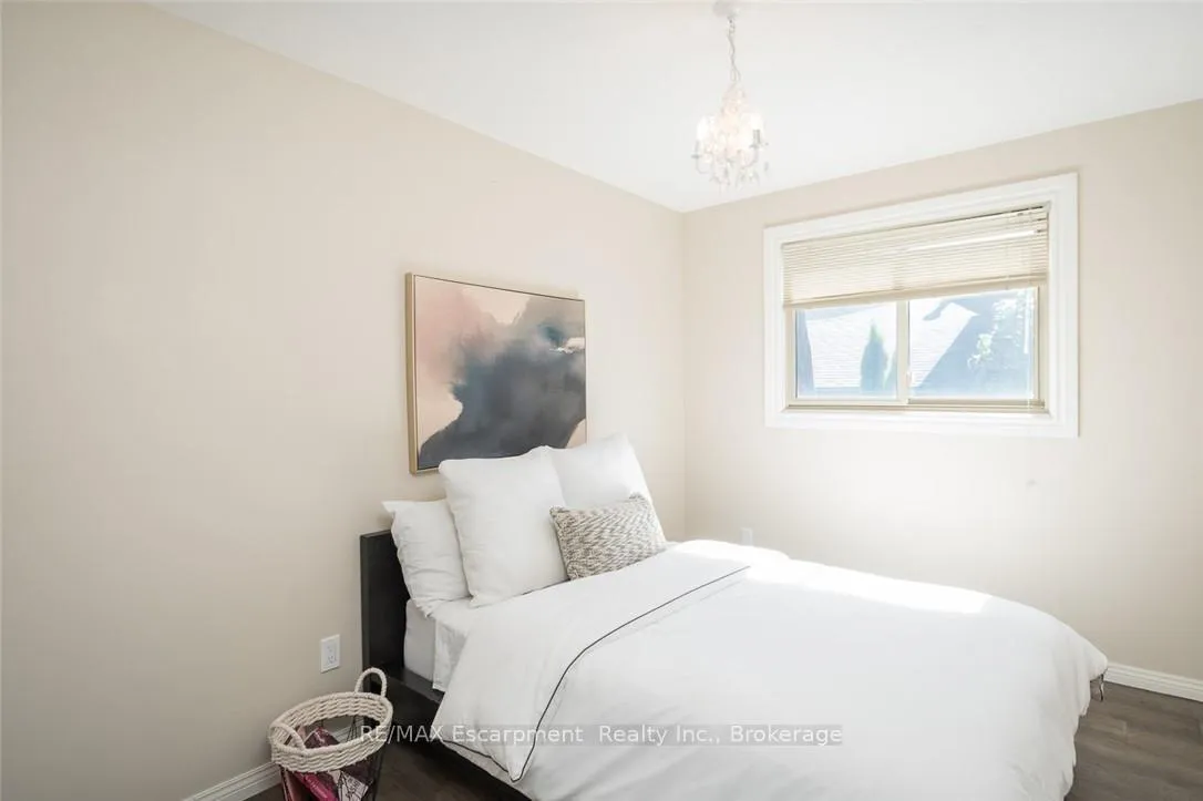 Photo 23 of 45 Amberwood Street, Hamilton, Stoney Creek Mountain — HOMEH
