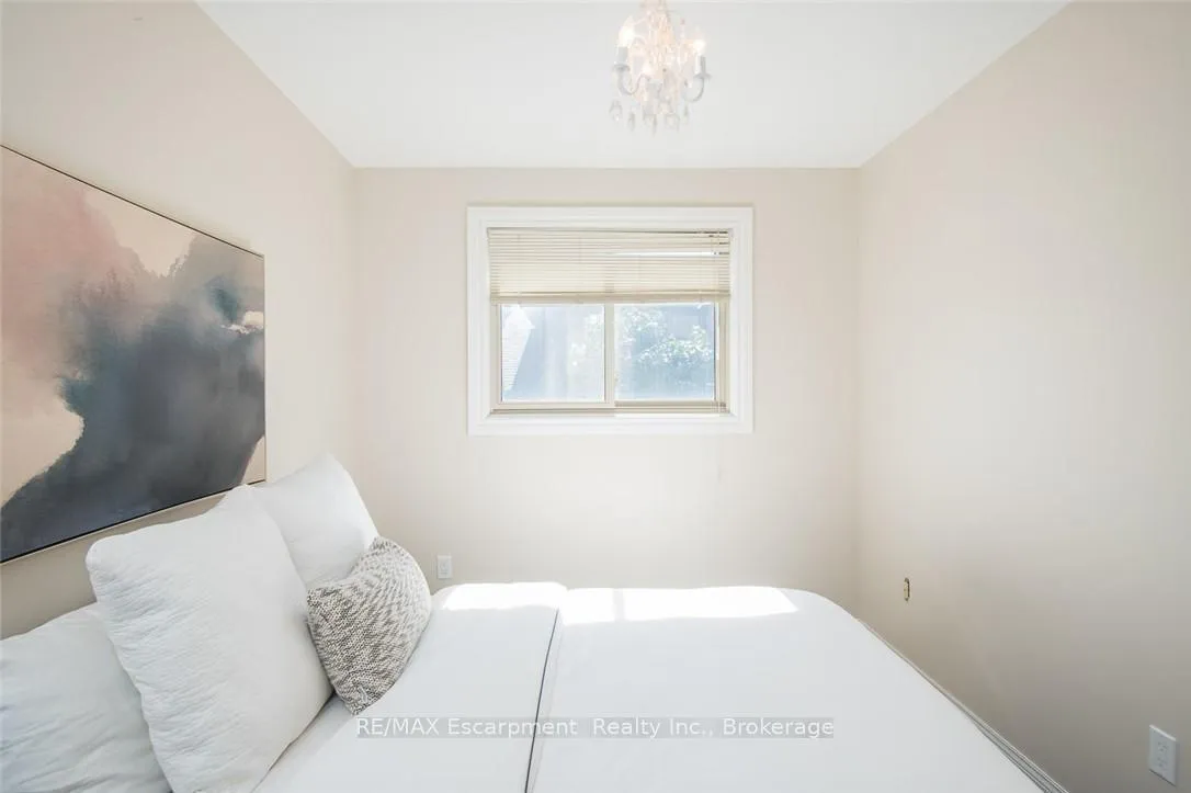 Photo 24 of 45 Amberwood Street, Hamilton, Stoney Creek Mountain — HOMEH