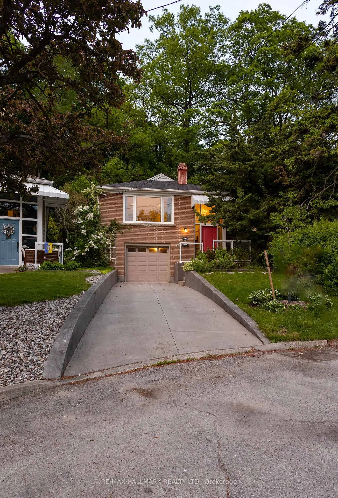 Photo 3 of Unit Main Fl, 96 Glen Davis Crescent, Toronto, East End-Danforth — HOMEH