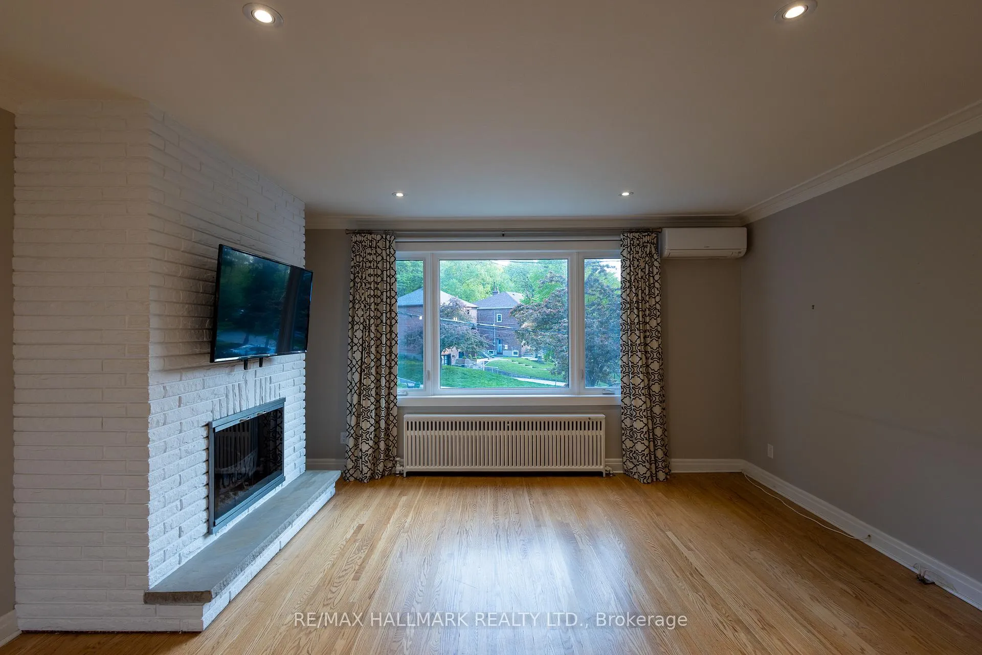 Photo 4 of Unit Main Fl, 96 Glen Davis Crescent, Toronto, East End-Danforth — HOMEH