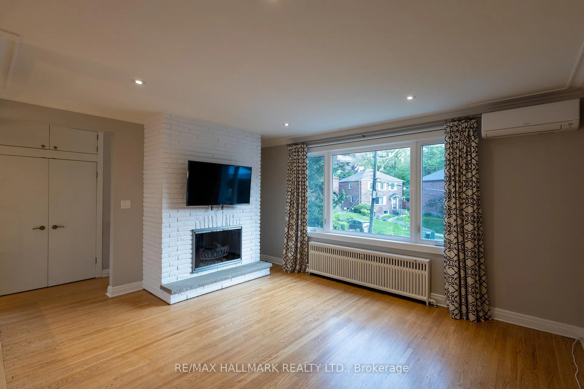Photo 5 of Unit Main Fl, 96 Glen Davis Crescent, Toronto, East End-Danforth — HOMEH