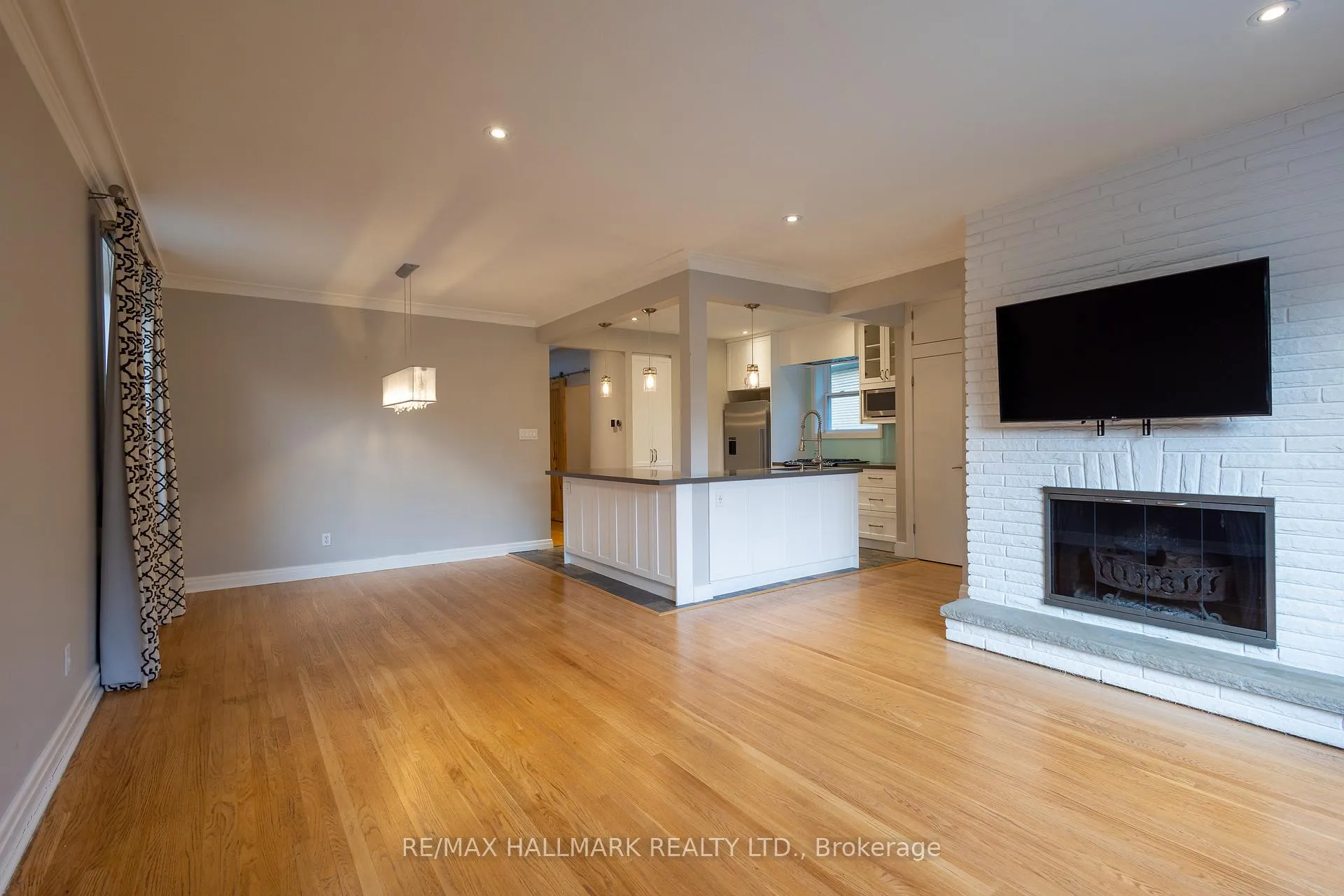Photo 9 of Unit Main Fl, 96 Glen Davis Crescent, Toronto, East End-Danforth — HOMEH