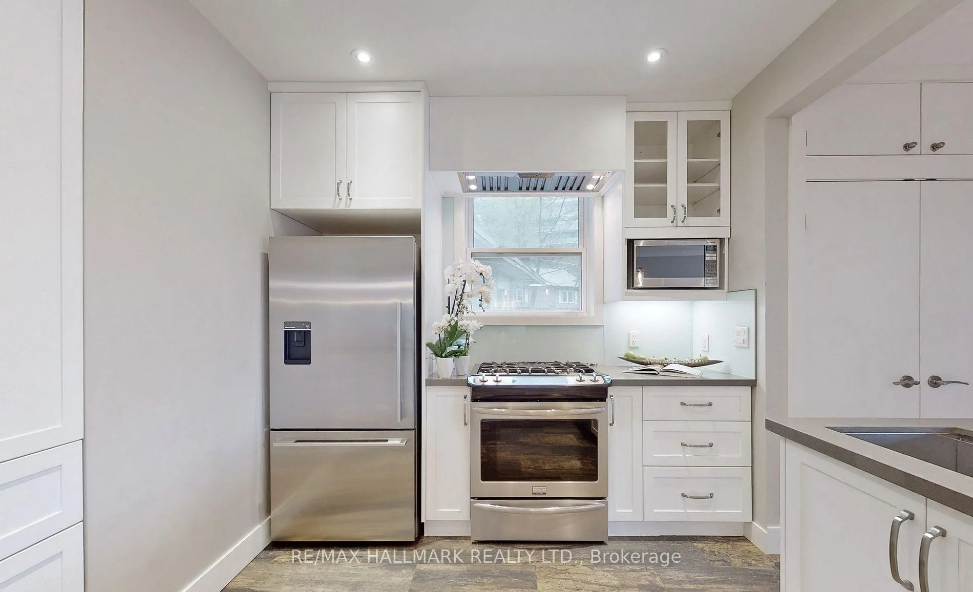 Photo 12 of Unit Main Fl, 96 Glen Davis Crescent, Toronto, East End-Danforth — HOMEH