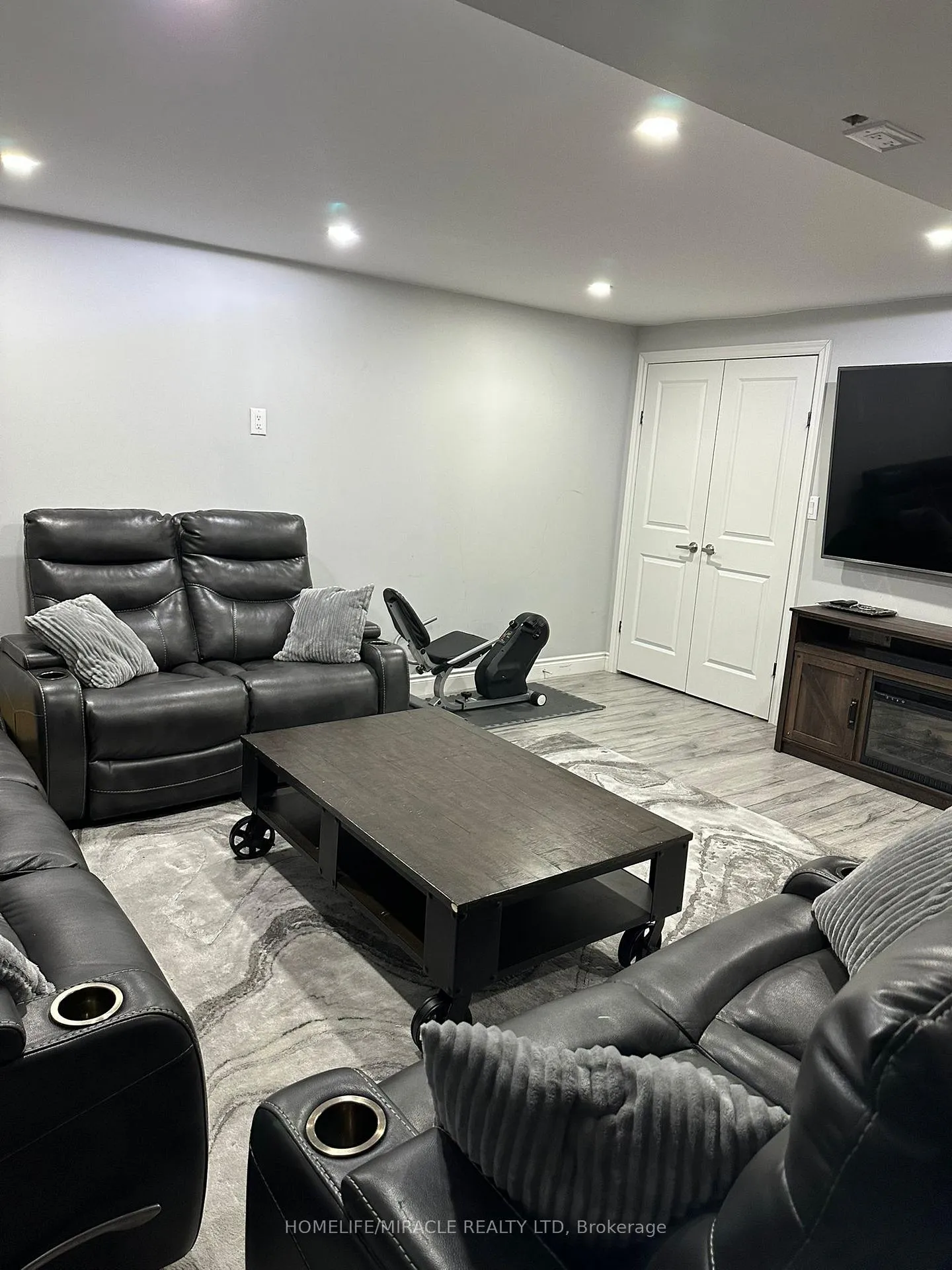 Photo 4 of 28 Peachwood Crescent, Hamilton, Stoney Creek — HOMEH