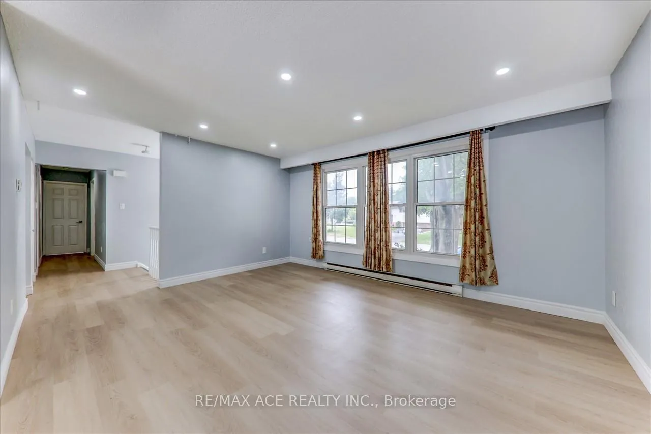 Photo 10 of Unit Main, 206 Mason Drive, Whitby, Downtown Whitby — HOMEH