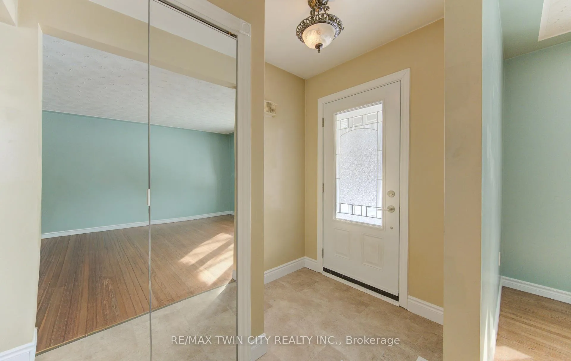 Photo 3 of Unit A, 600 Mount Anne Drive, Waterloo — HOMEH