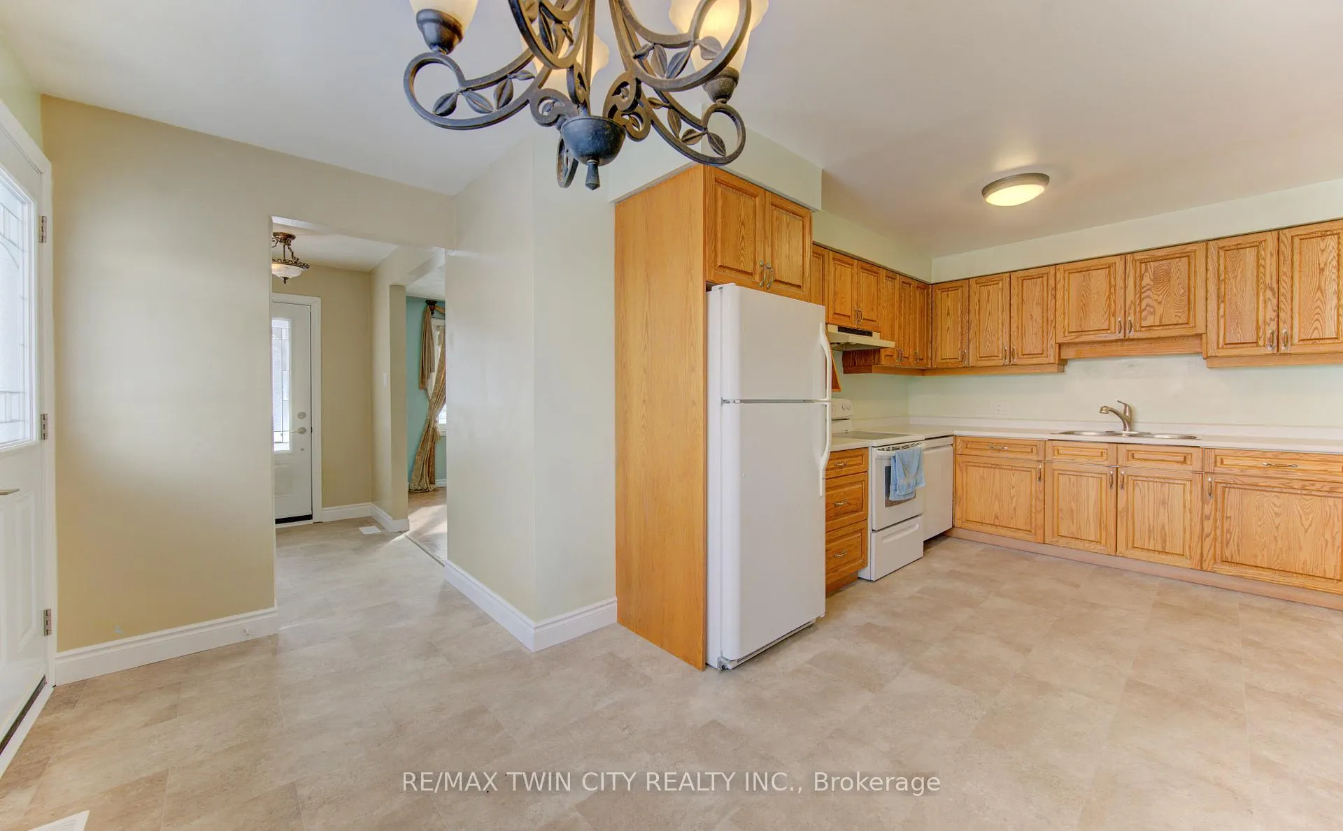 Photo 7 of Unit A, 600 Mount Anne Drive, Waterloo — HOMEH