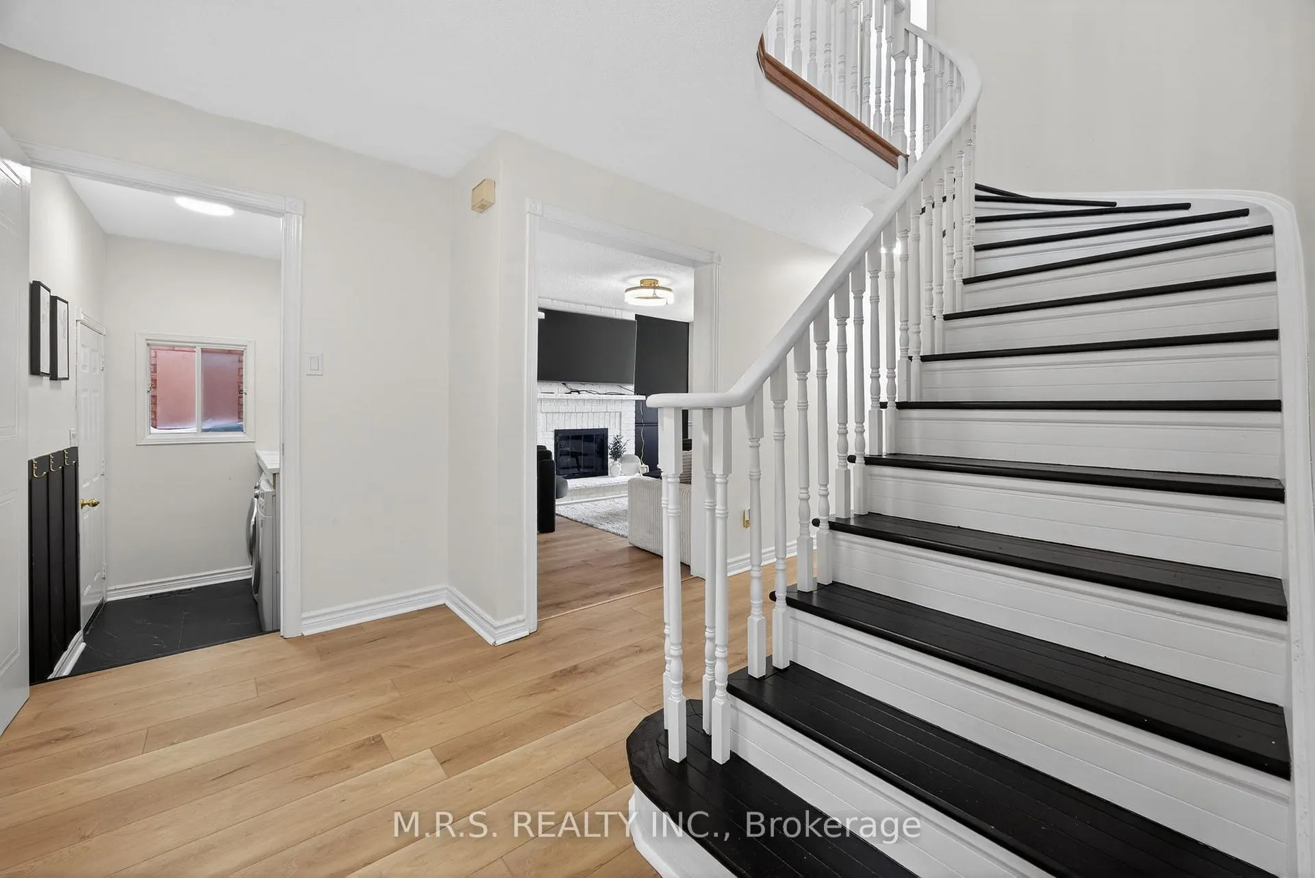 Photo 5 of 11 Barwick Drive, Barrie, West Bayfield — HOMEH
