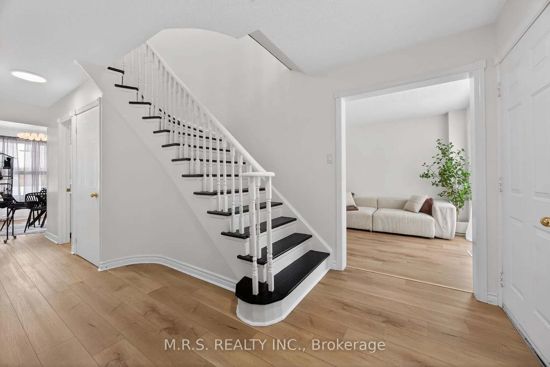 Photo 6 of 11 Barwick Drive, Barrie, West Bayfield — HOMEH